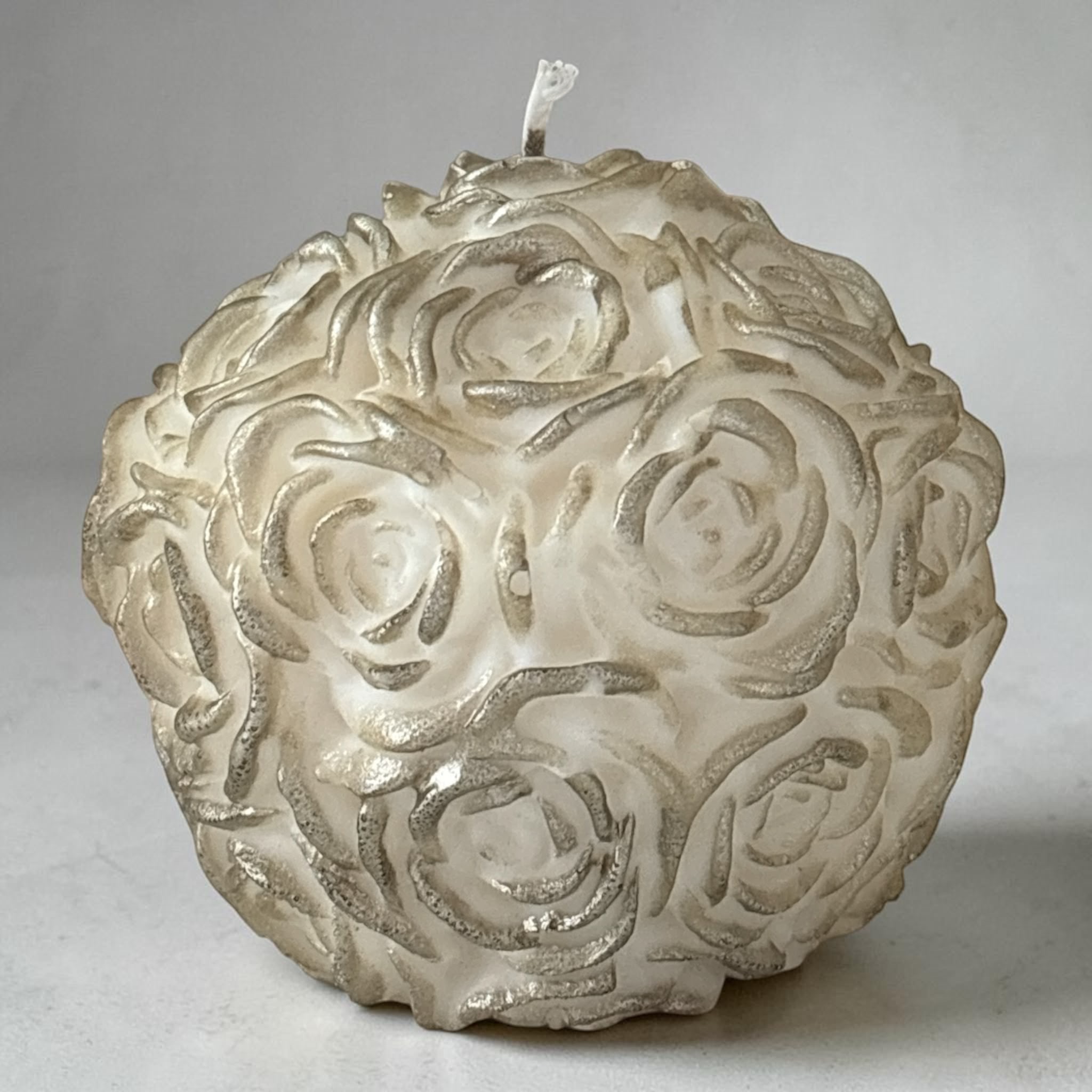 decoratieve kaars met rozen, afgewerkt met goud - large - in geschenkdoosje