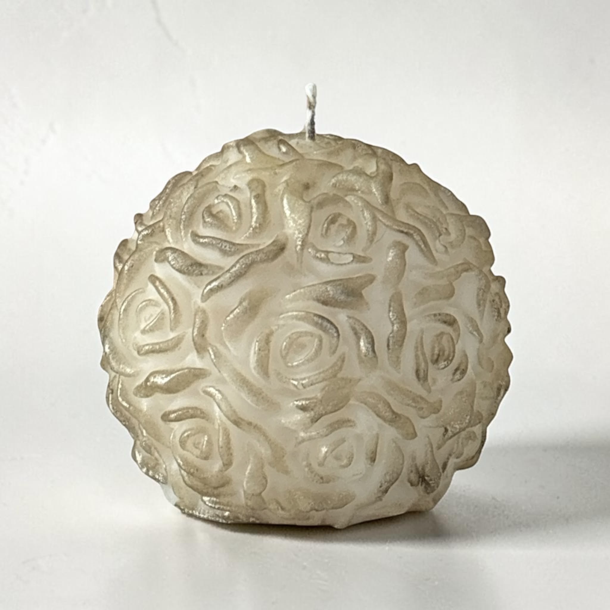 decoratieve kaars met rozen, afgewerkt met goud - medium - in geschenkdoosje
