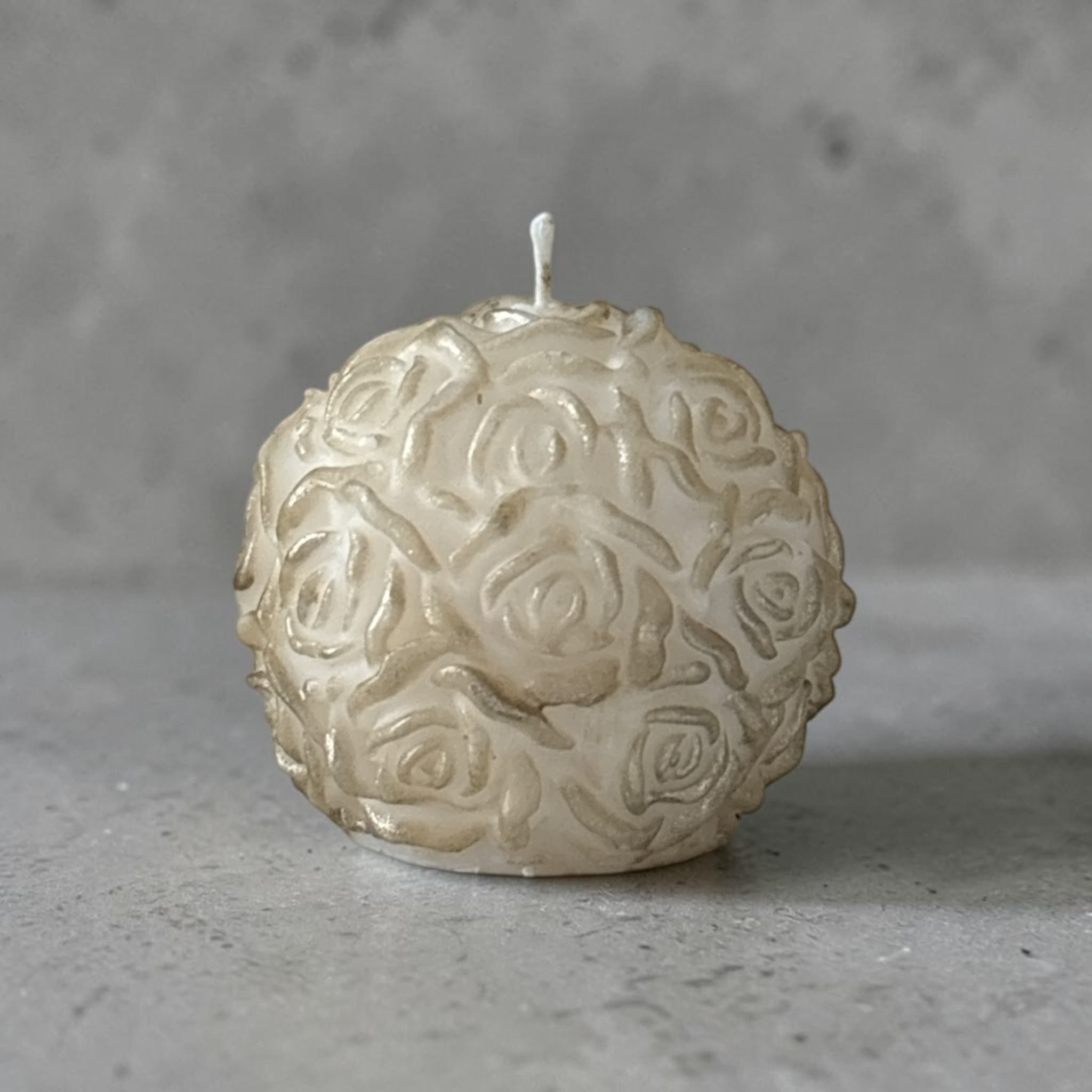 Decorative candle with roses, finished with gold - small - in gift box