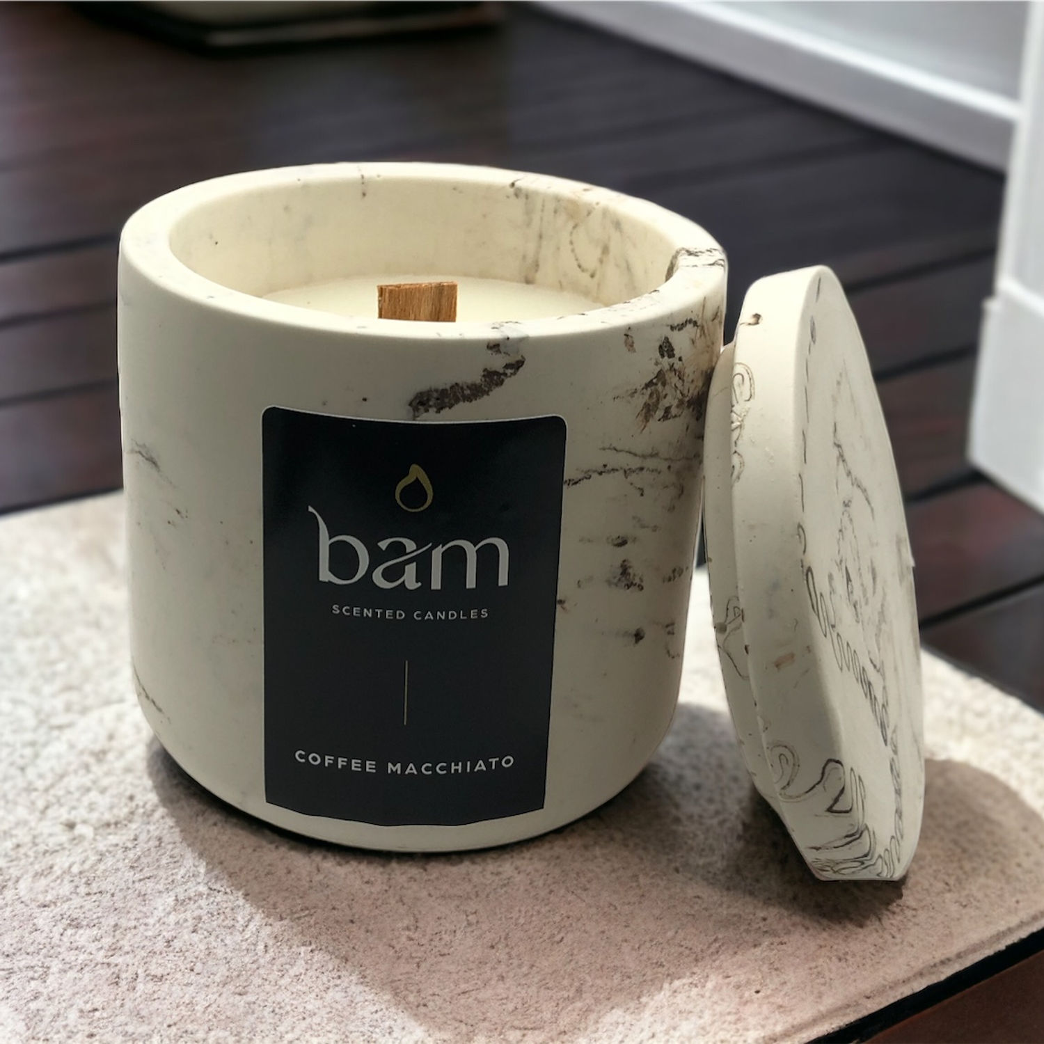 Coffee Macchiato - beige gemarmerd rond potje met deksel met houten wiek