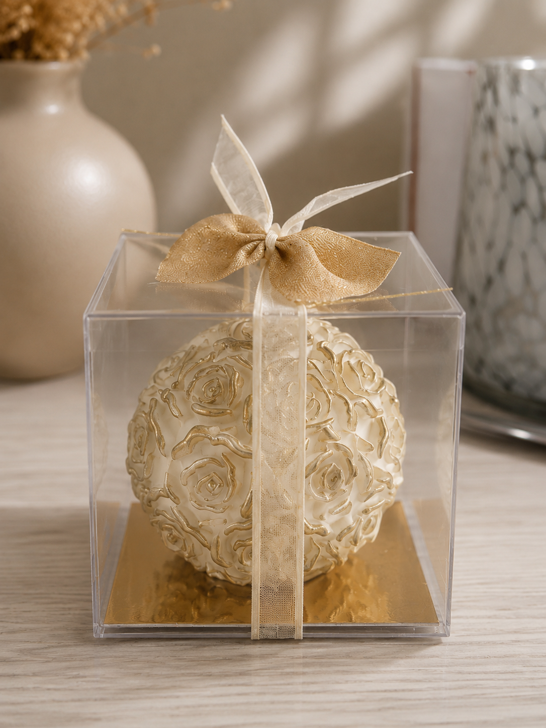 decoratieve kaars met rozen, afgewerkt met goud - medium - in geschenkdoosje