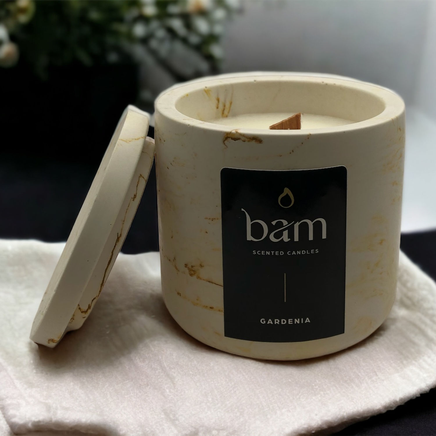 oker gemarmerd rond schaaltje - gardenia