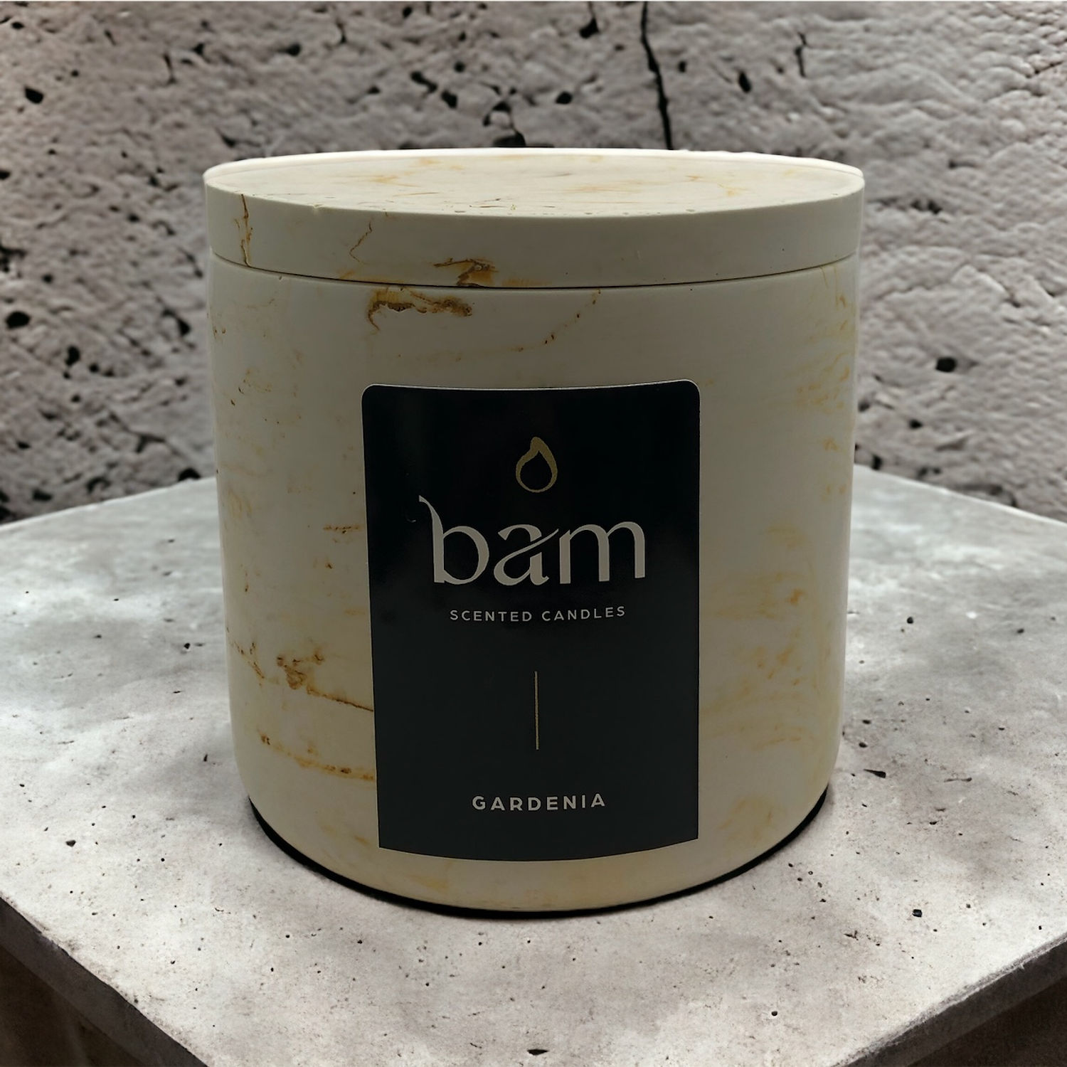 Geschenkset met gardenia geurkaars, decoratieve kaars en schaaltje