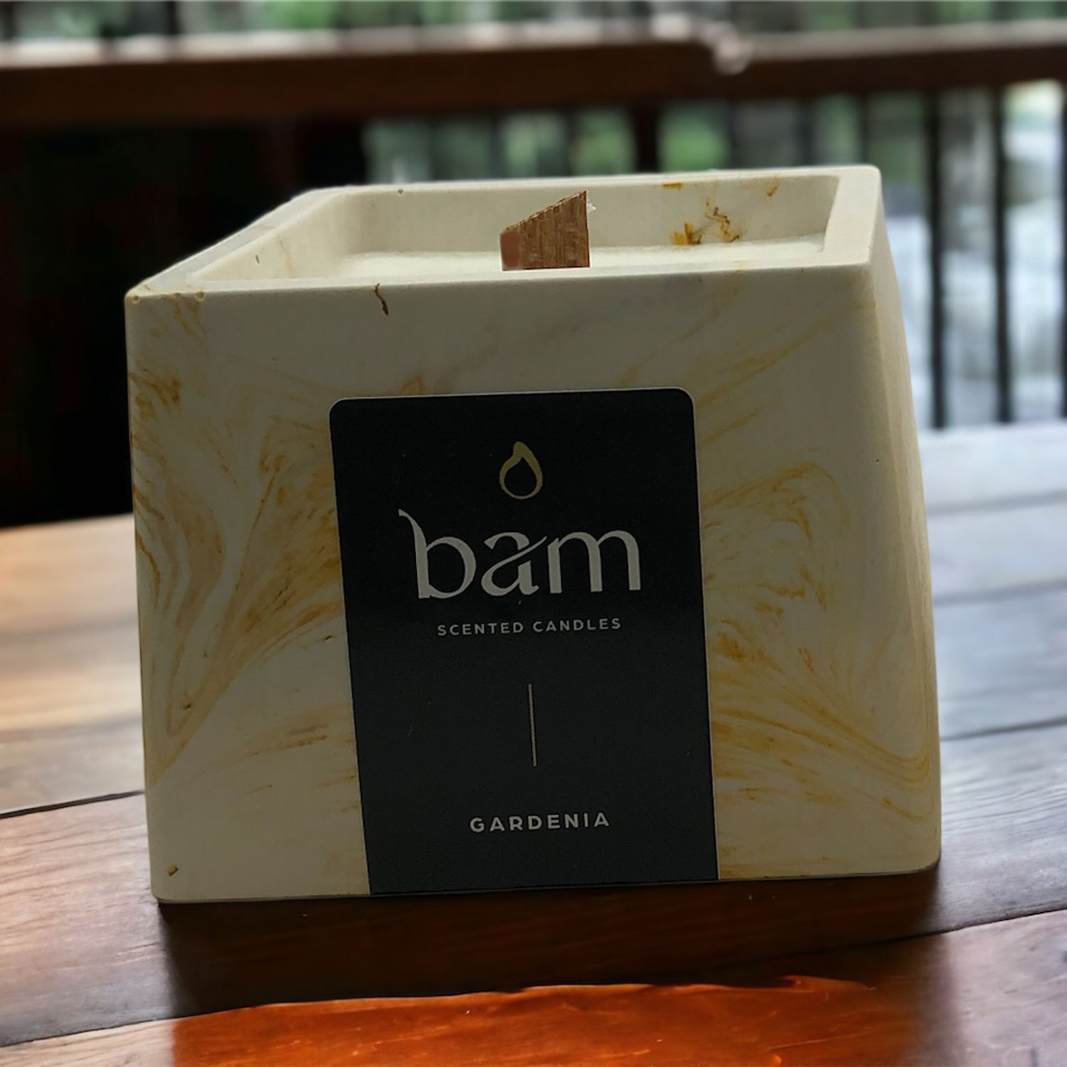 Gardenia geurkaars in handgemaakt vierkant potje met houten wiek 