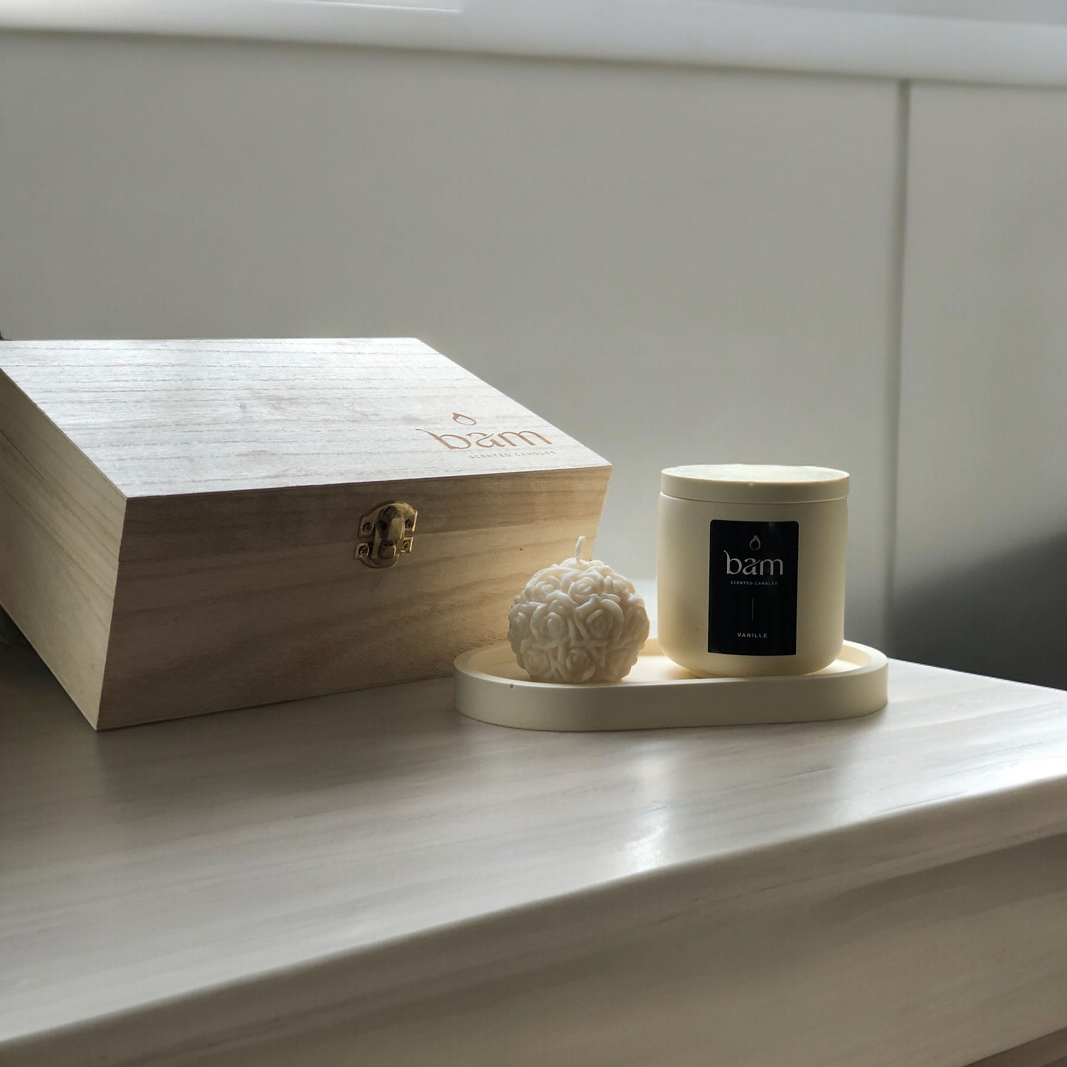 Geschenkset met Vanille geurkaars, decoratieve kaars en schaaltje