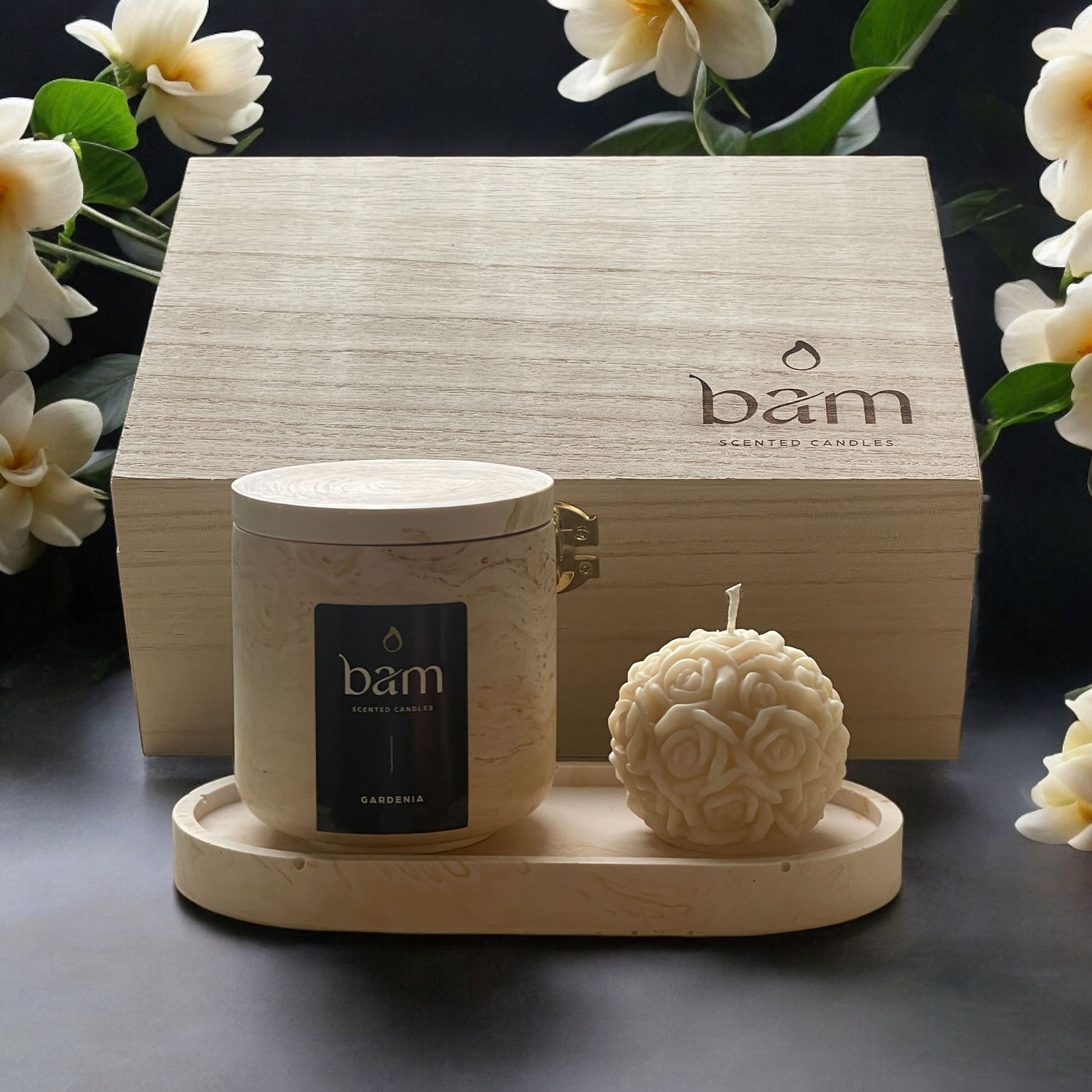 Geschenkset met gardenia geurkaars, decoratieve kaars en schaaltje