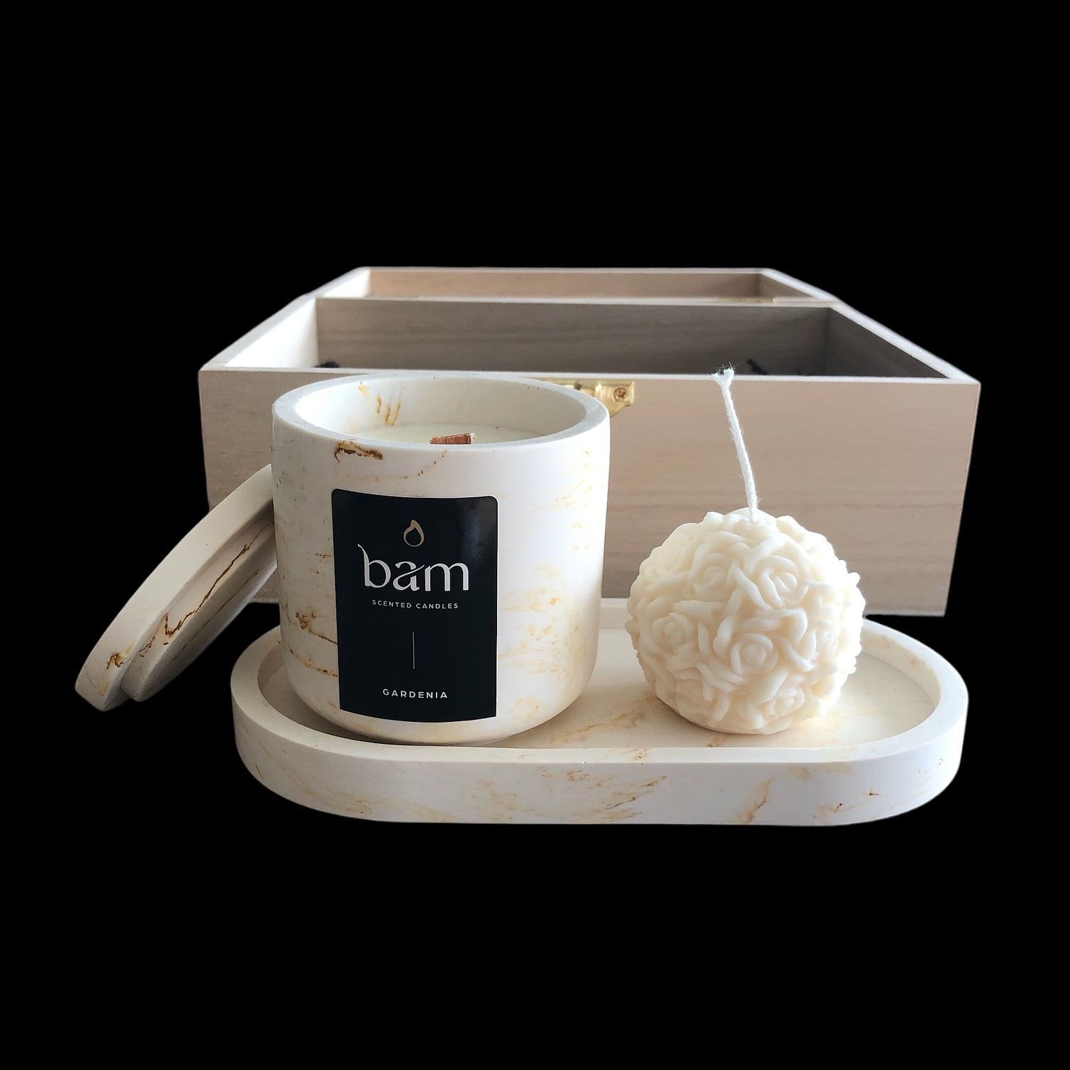 Geschenkset met gardenia geurkaars, decoratieve kaars en schaaltje