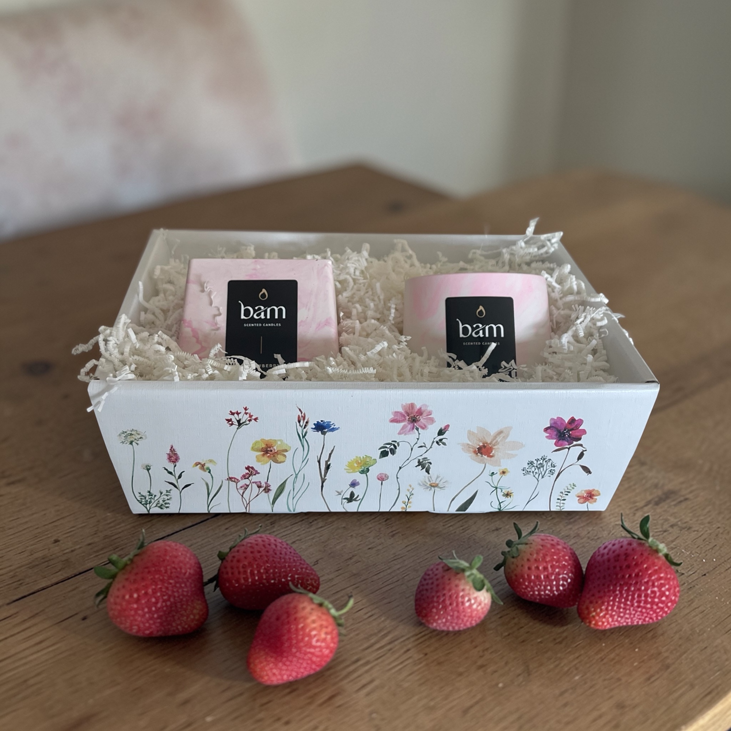 Strawberry - Geschenkmand met 2 geurkaarsen