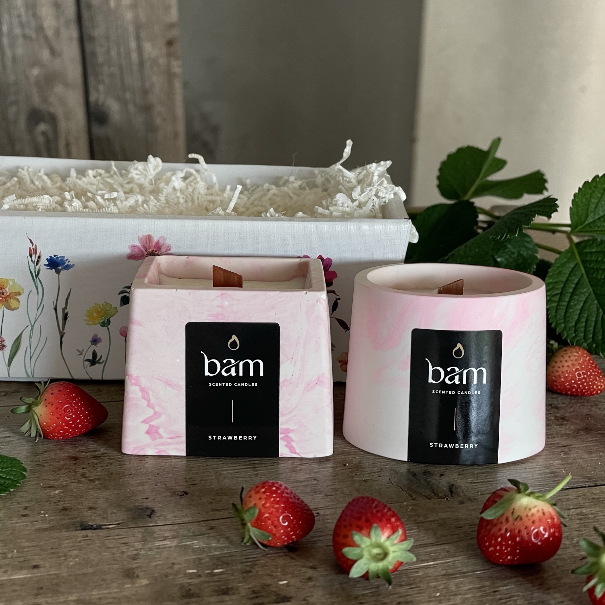 Strawberry - Geschenkmand met 2 geurkaarsen