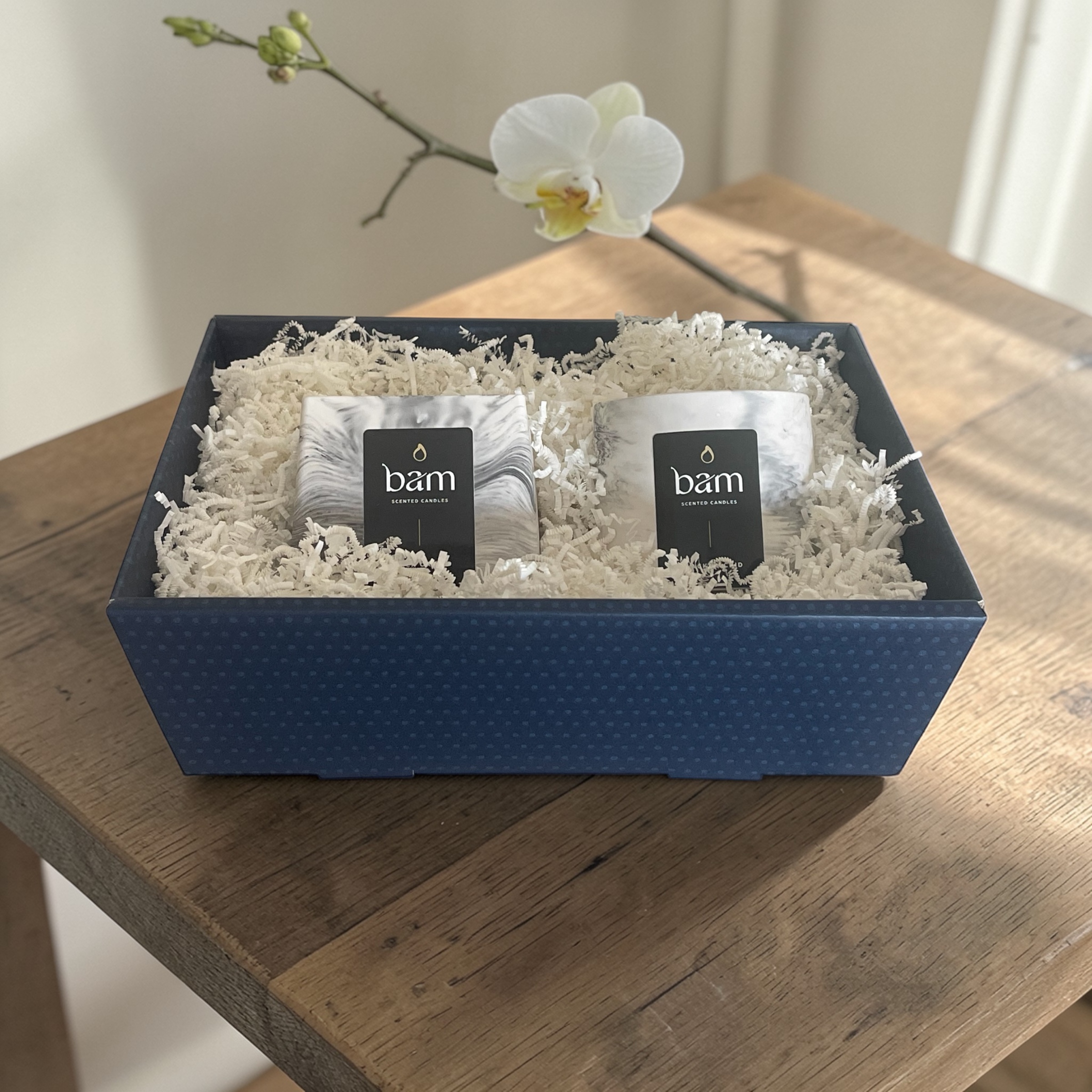 Zwarte Orchidee - Geschenkmand met 2 geurkaarsen