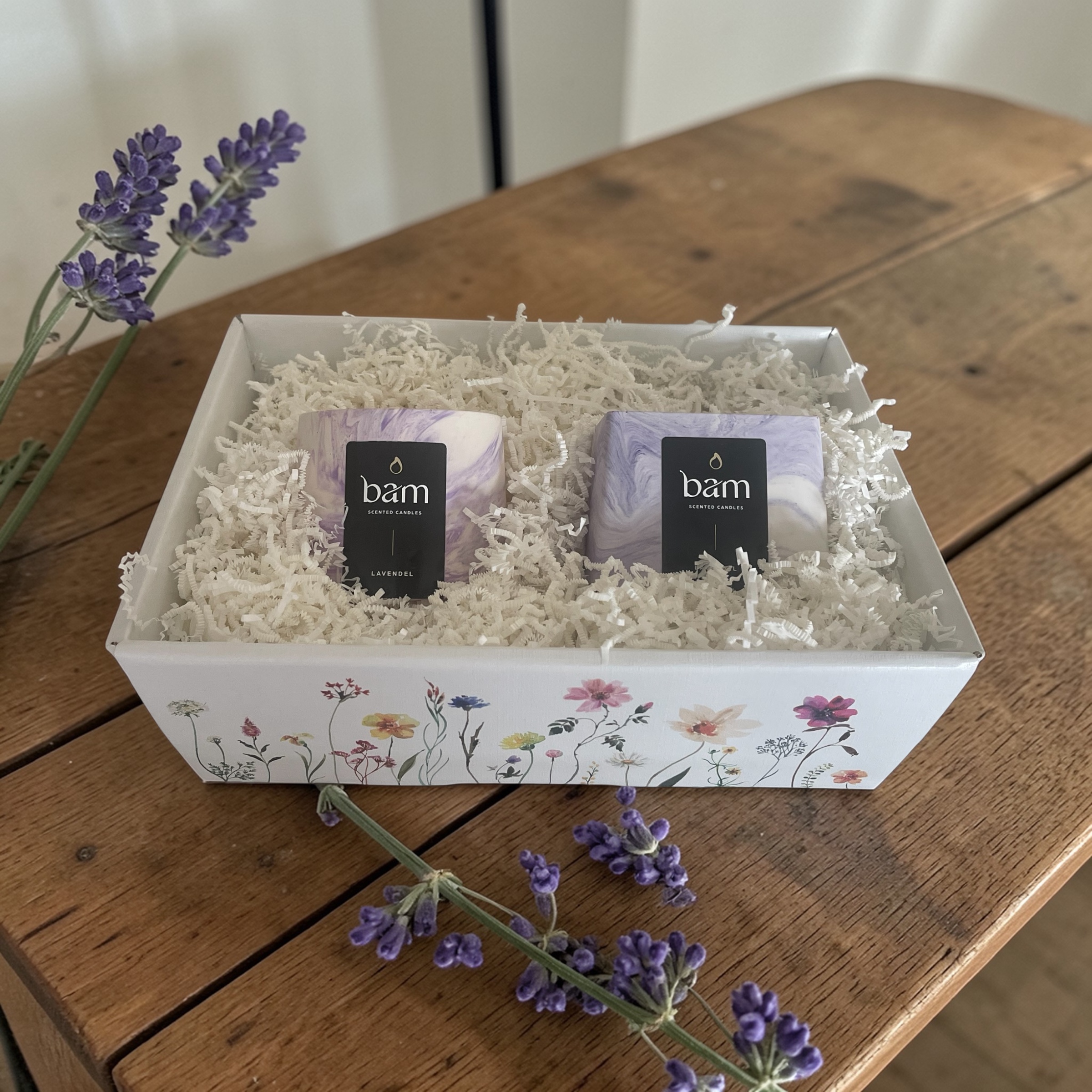 Lavendel - Geschenkmand met 2 geurkaarsen