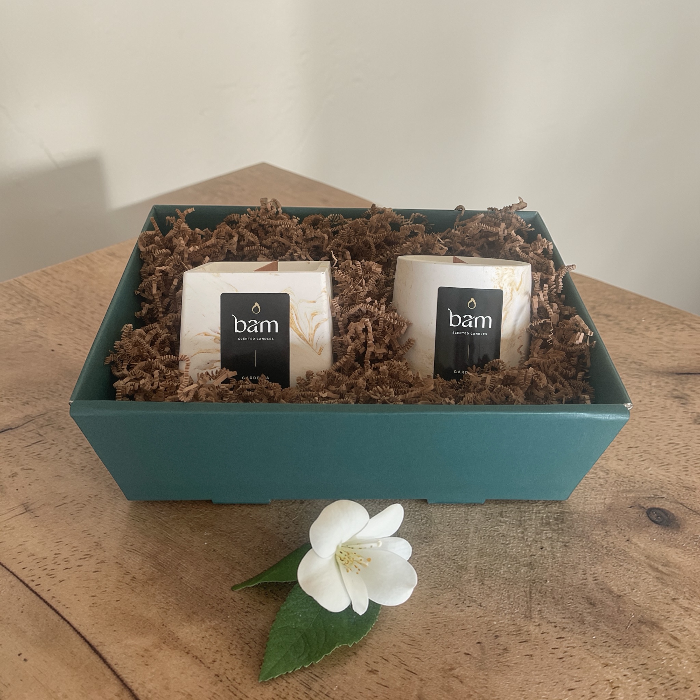 Gardenia - Geschenkmand met 2 geurkaarsen
