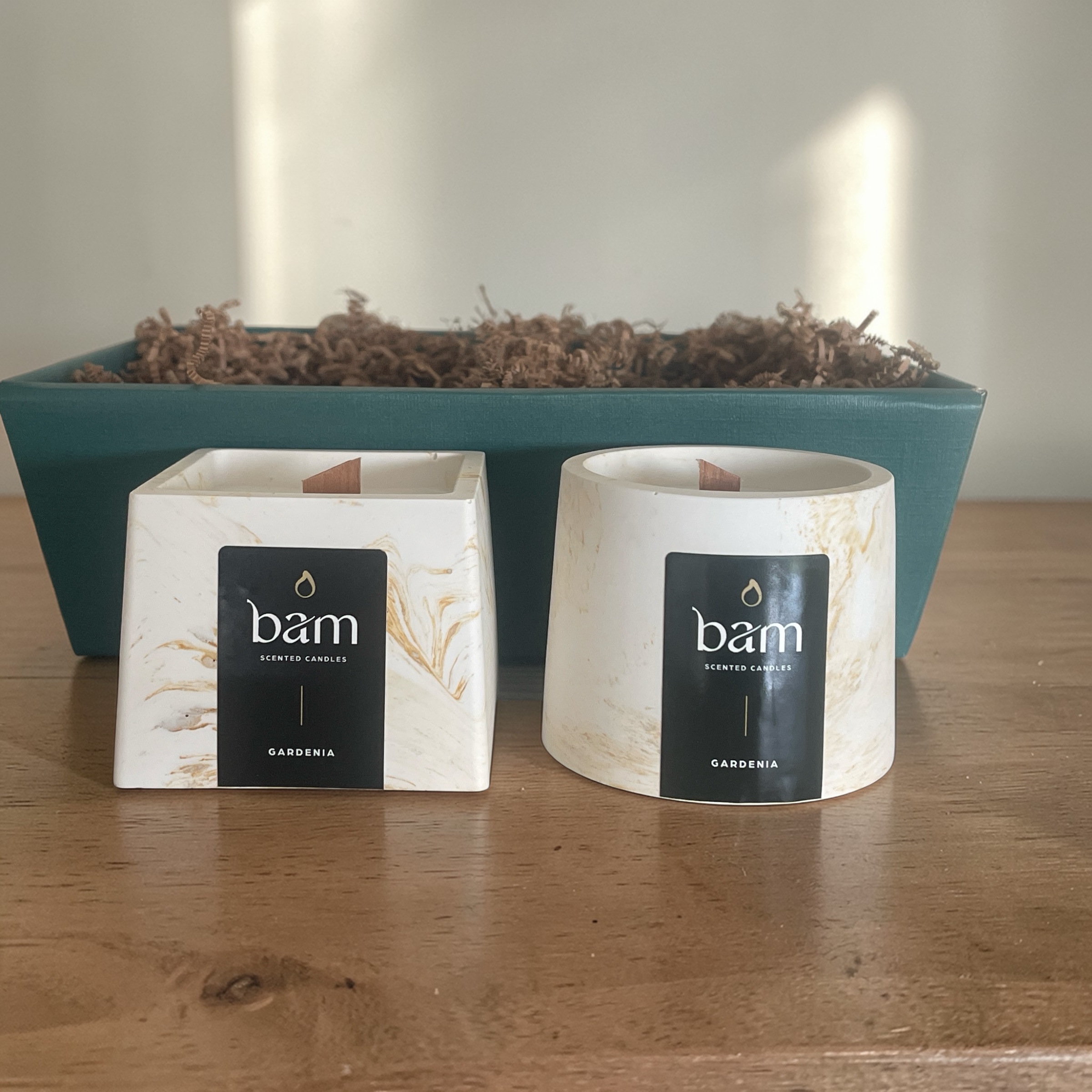 Gardenia - Geschenkmand met 2 geurkaarsen
