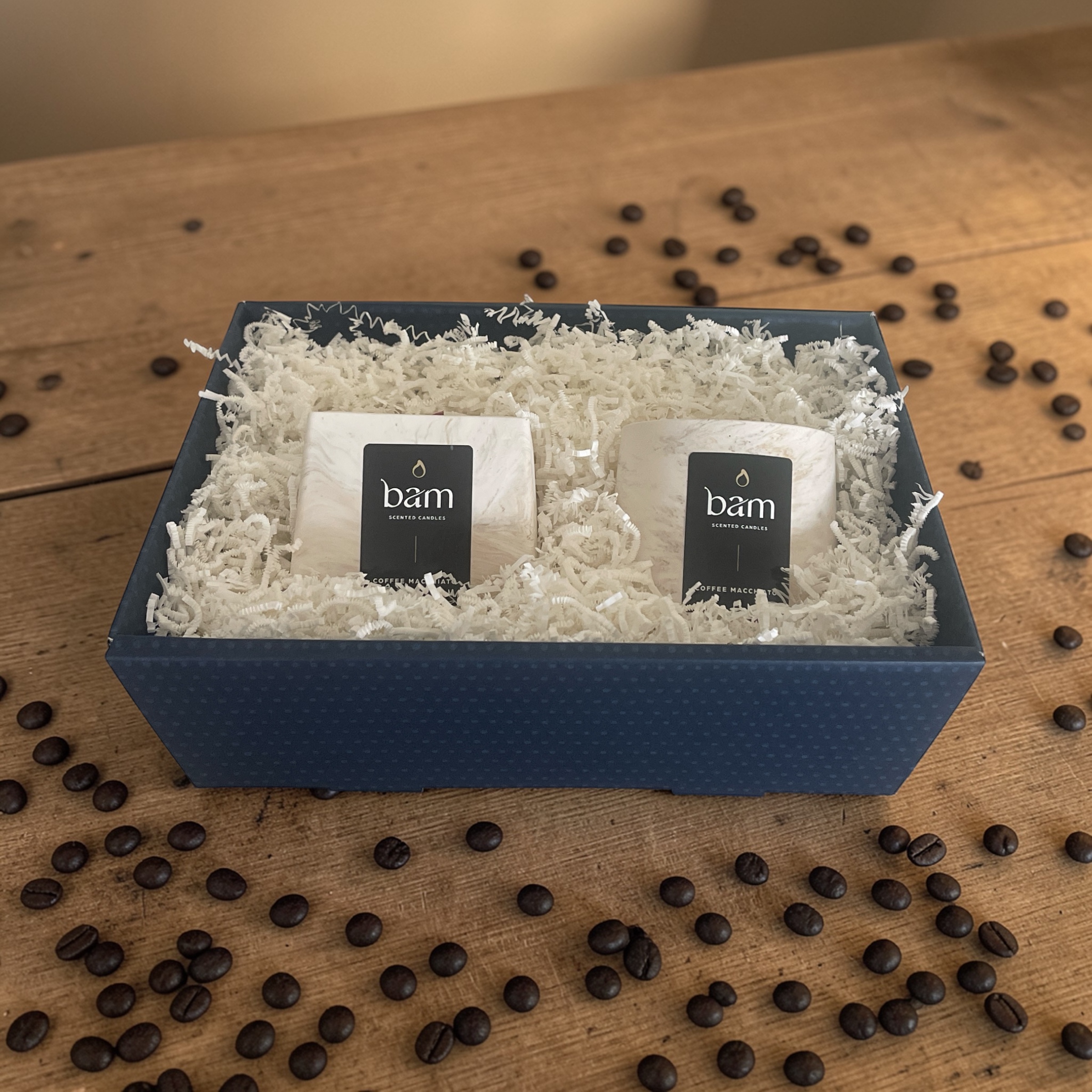 Coffee Macchiato - Geschenkmand met 2 geurkaarsen