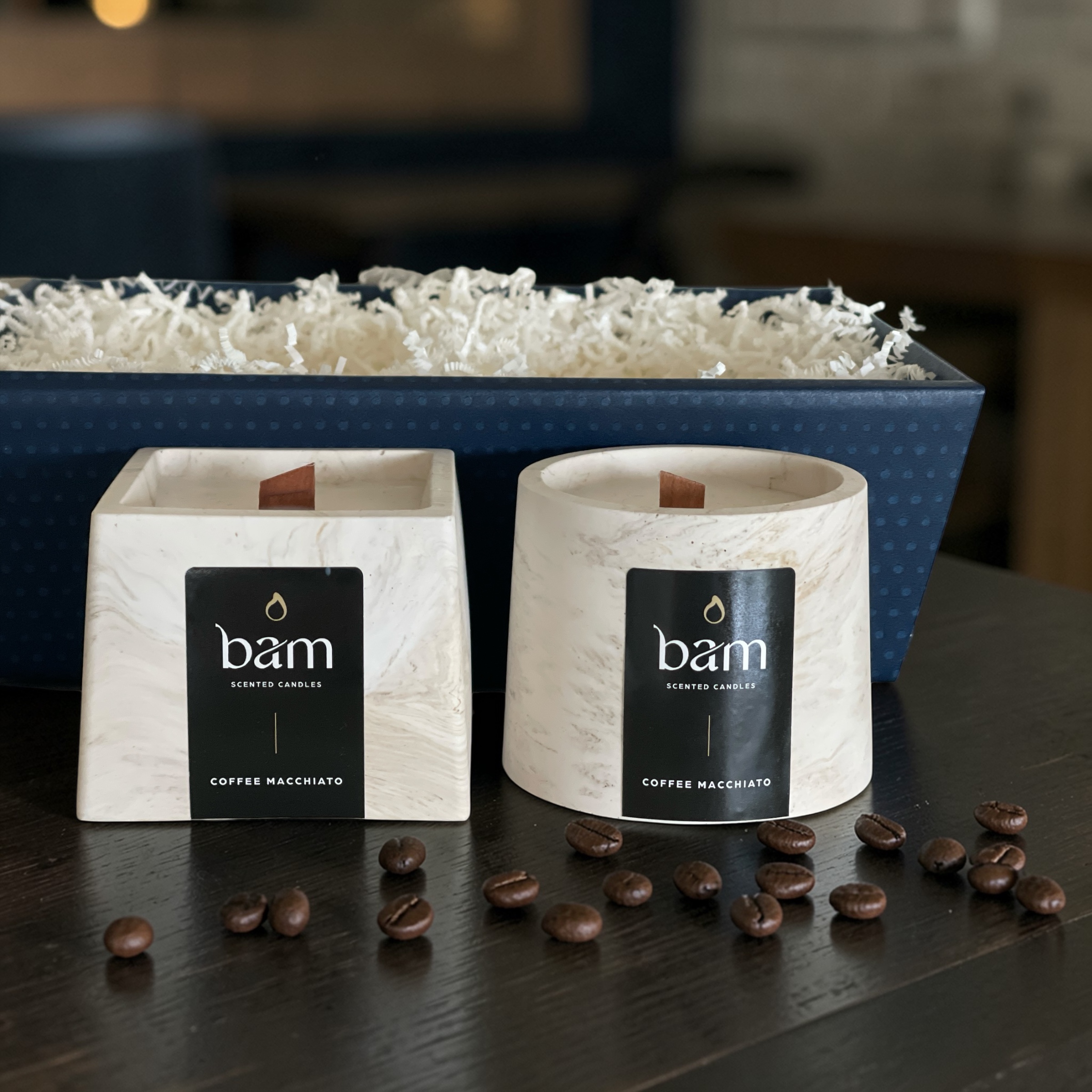 Coffee Macchiato - Geschenkmand met 2 geurkaarsen