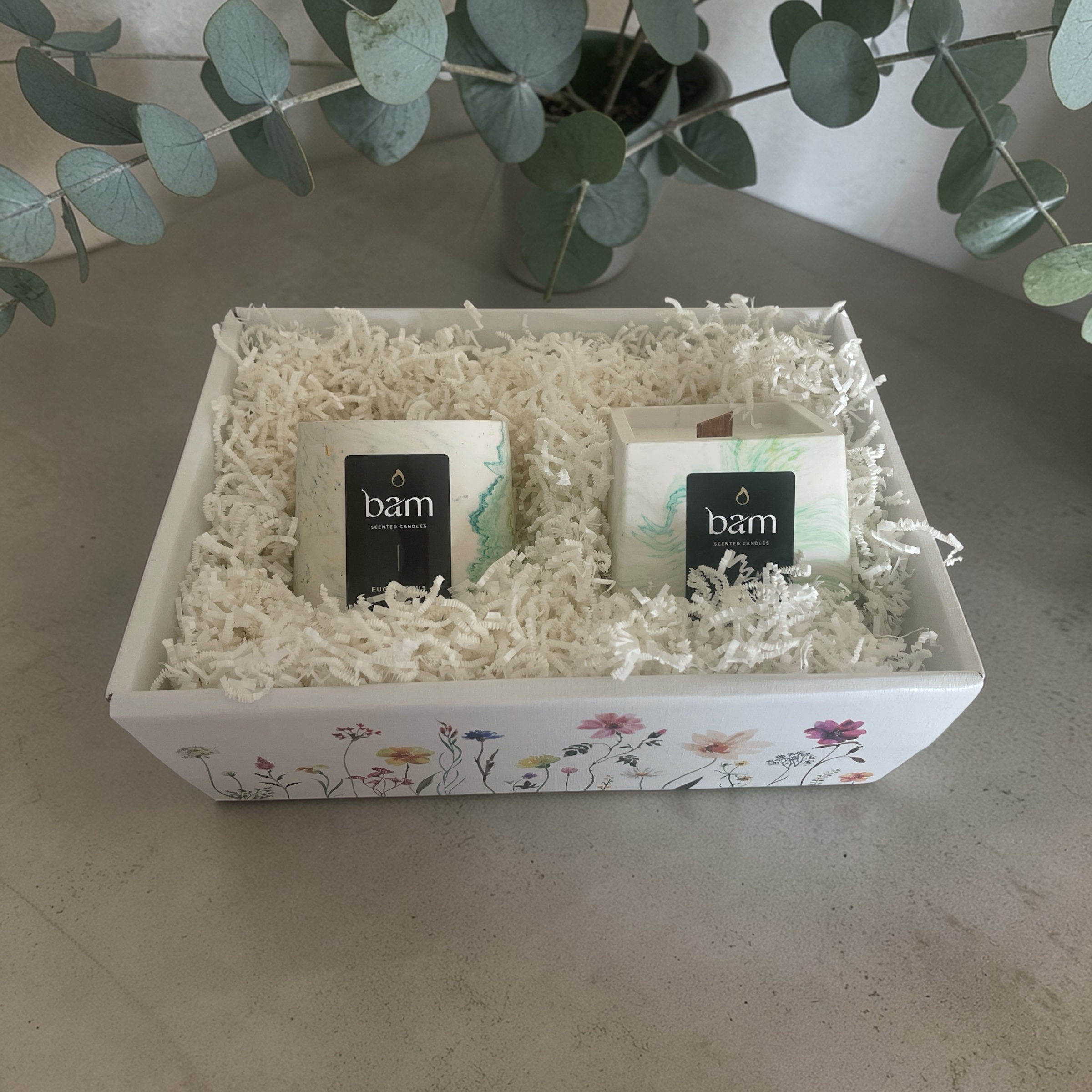 Eucalyptus - Geschenkmand met 2 geurkaarsen