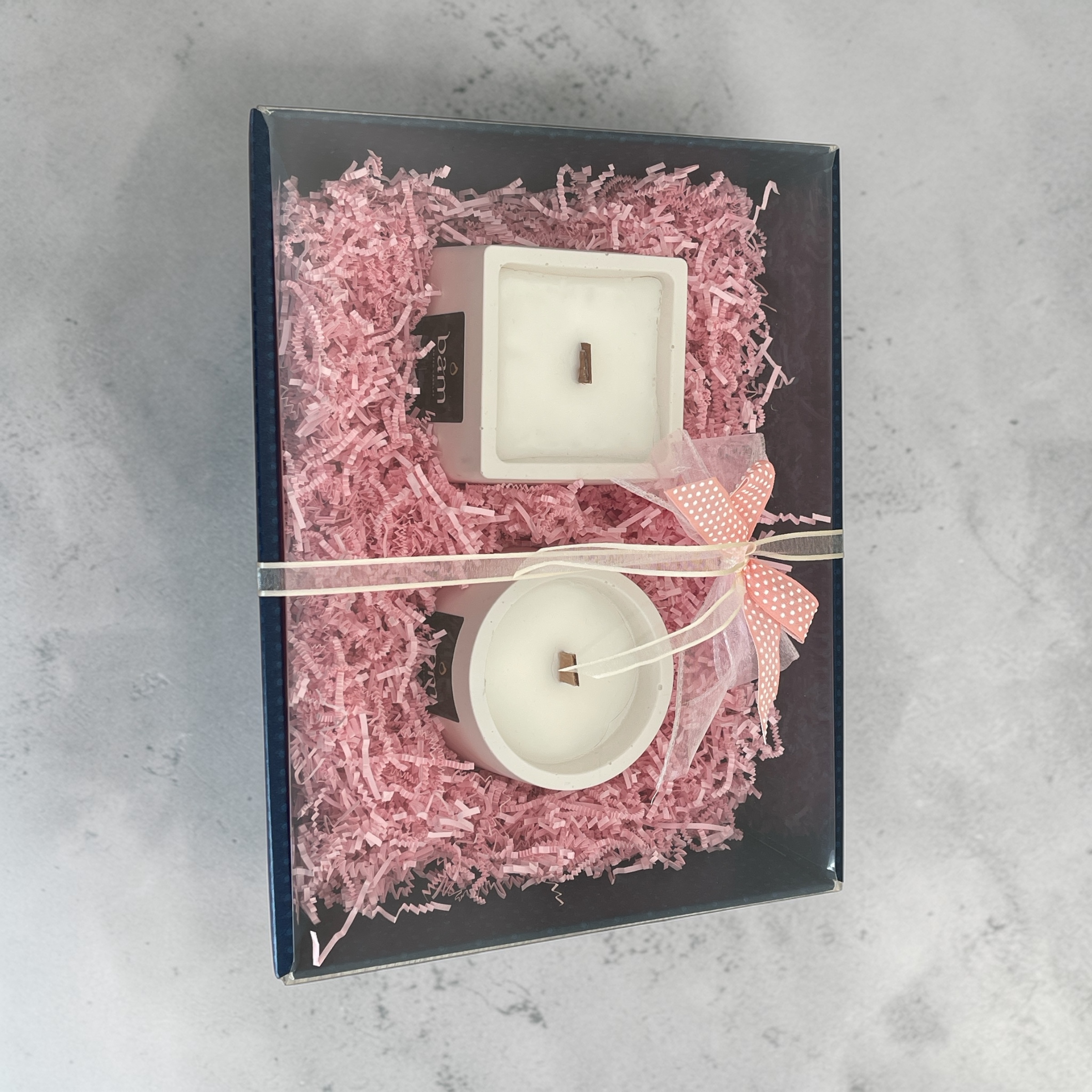 Snowy Musk - Geschenkmand met 2 geurkaarsen