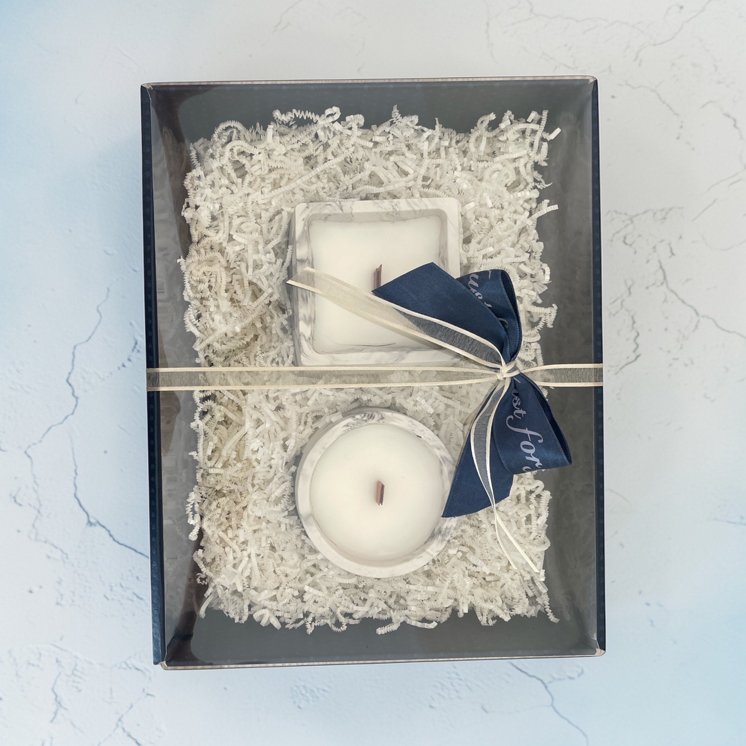 Zwarte Orchidee - Geschenkmand met 2 geurkaarsen