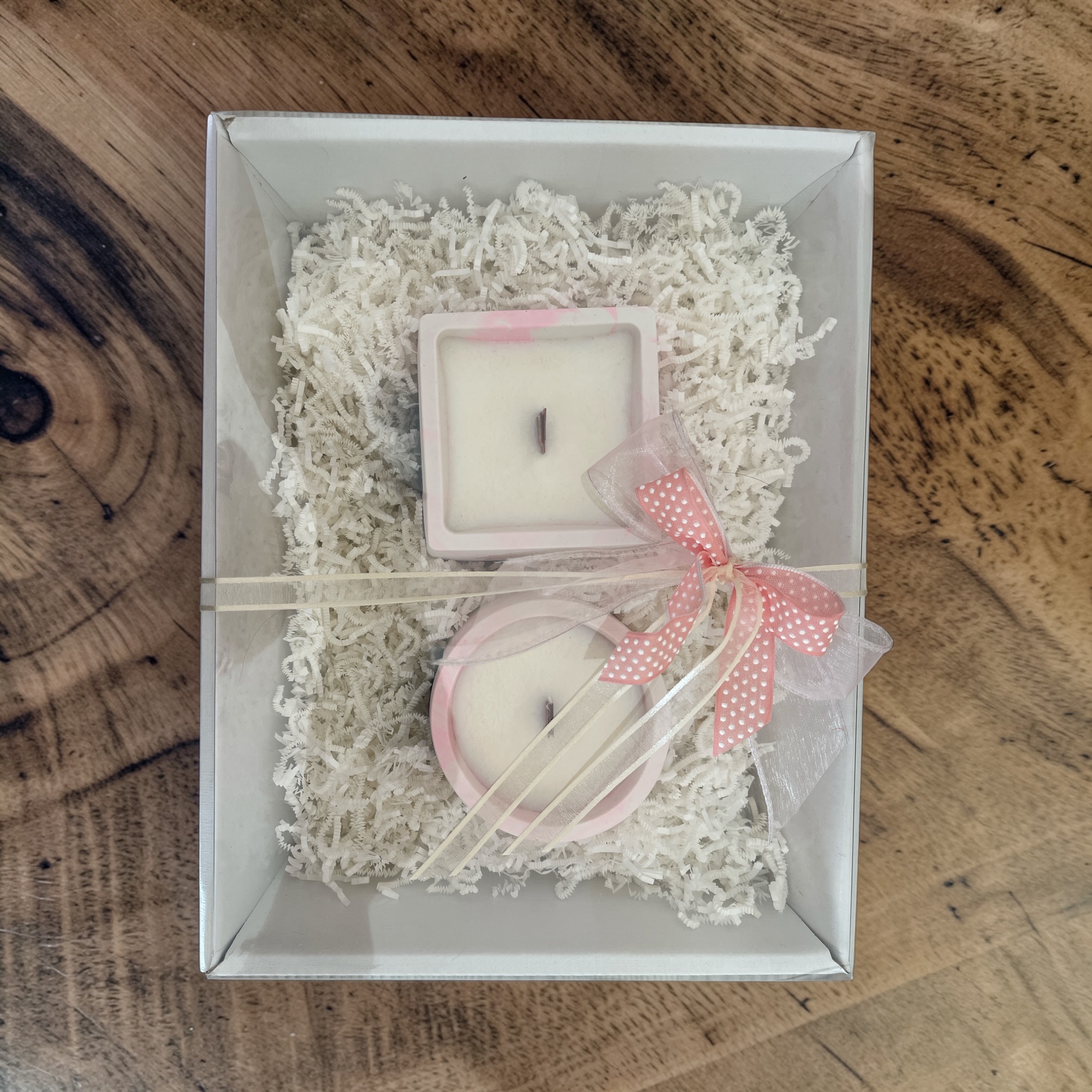 Strawberry - Geschenkmand met 2 geurkaarsen