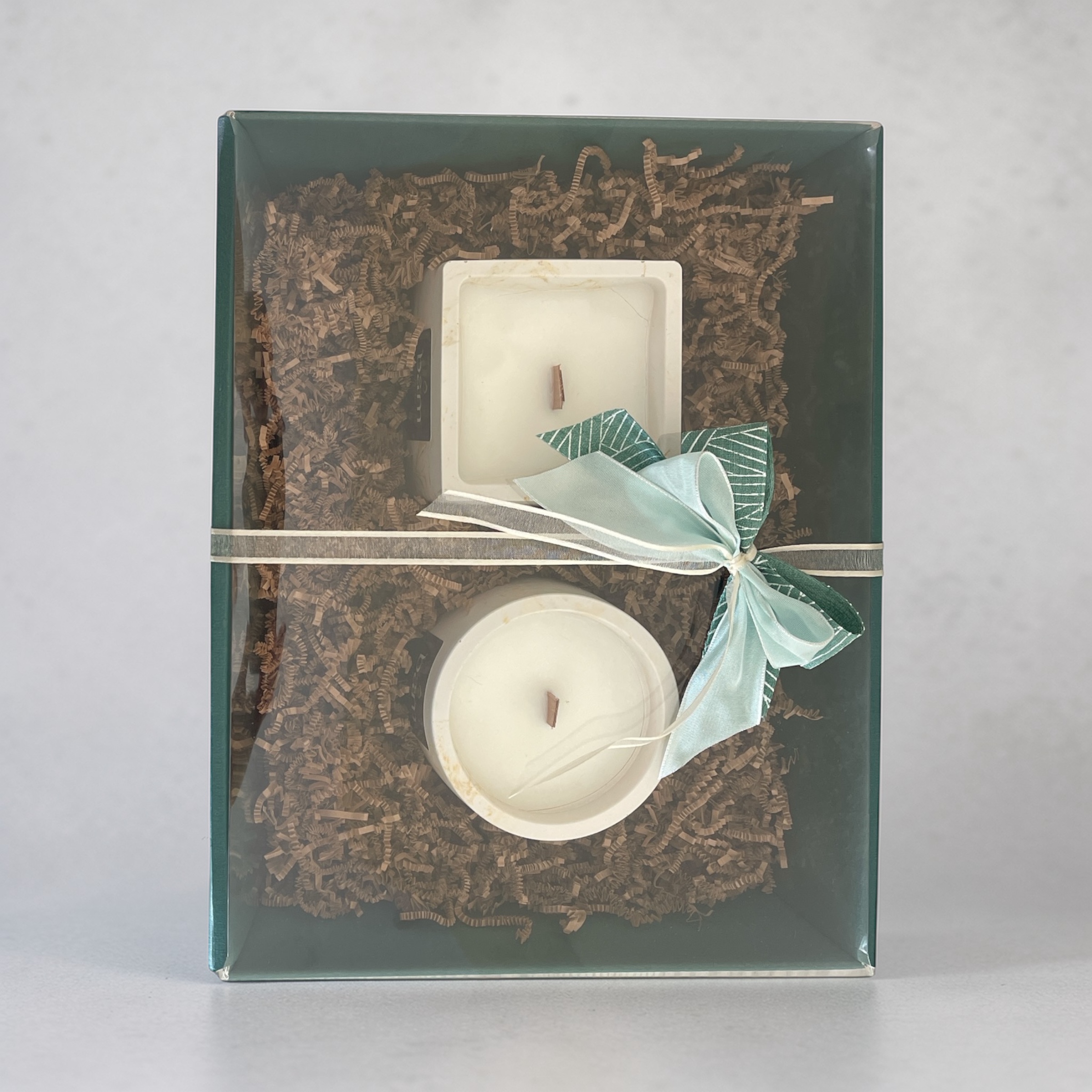 Gardenia - Geschenkmand met 2 geurkaarsen