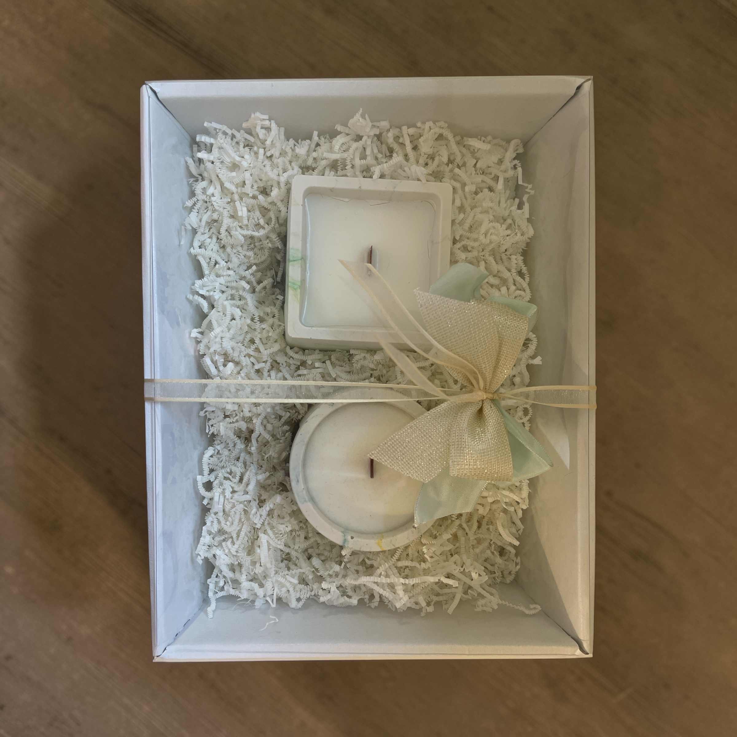 Eucalyptus - Geschenkmand met 2 geurkaarsen