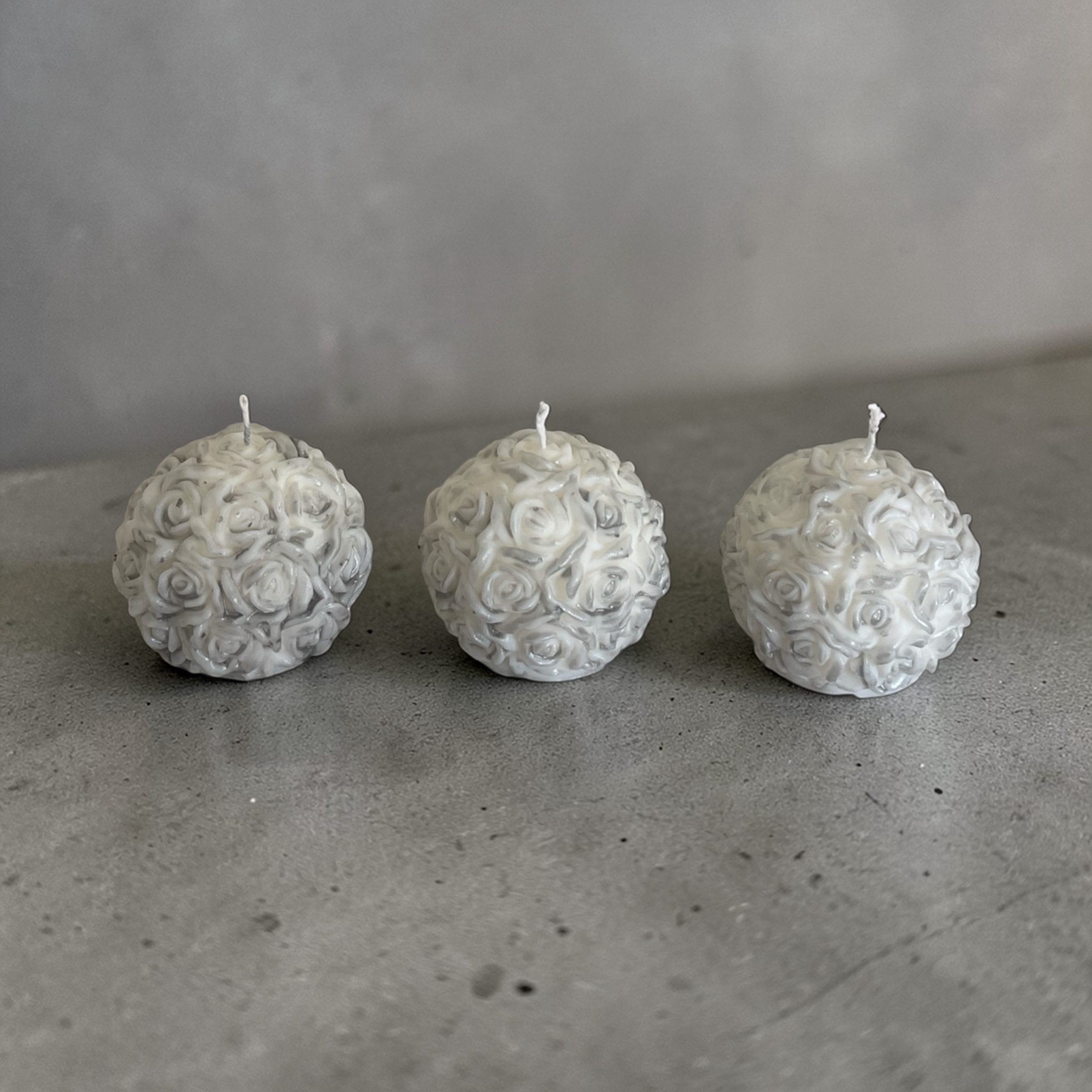 decoratieve kaars met rozen, afgewerkt met zilver - small - in geschenkdoosje