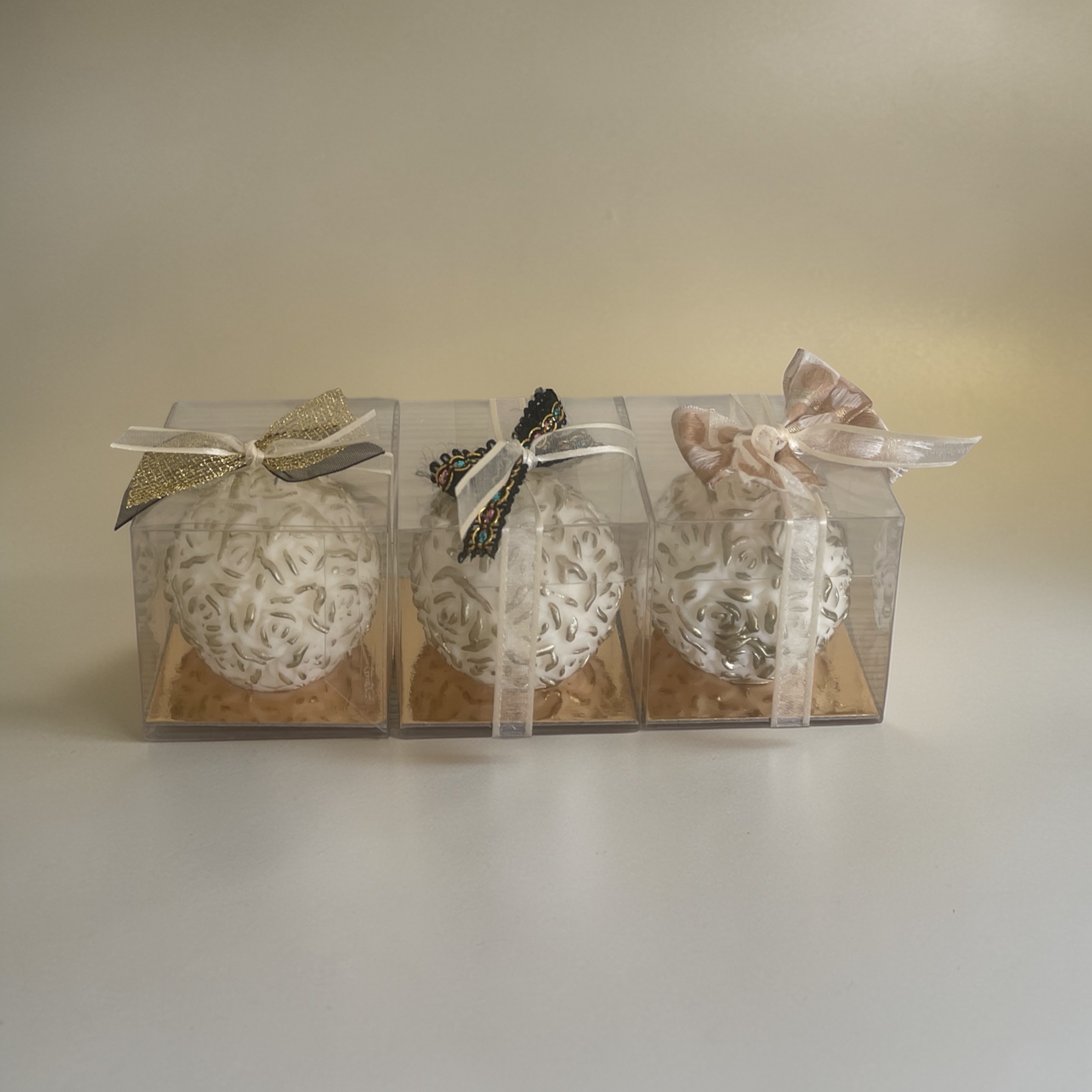 decoratieve kaars met rozen, afgewerkt met goud - small - in geschenkdoosje