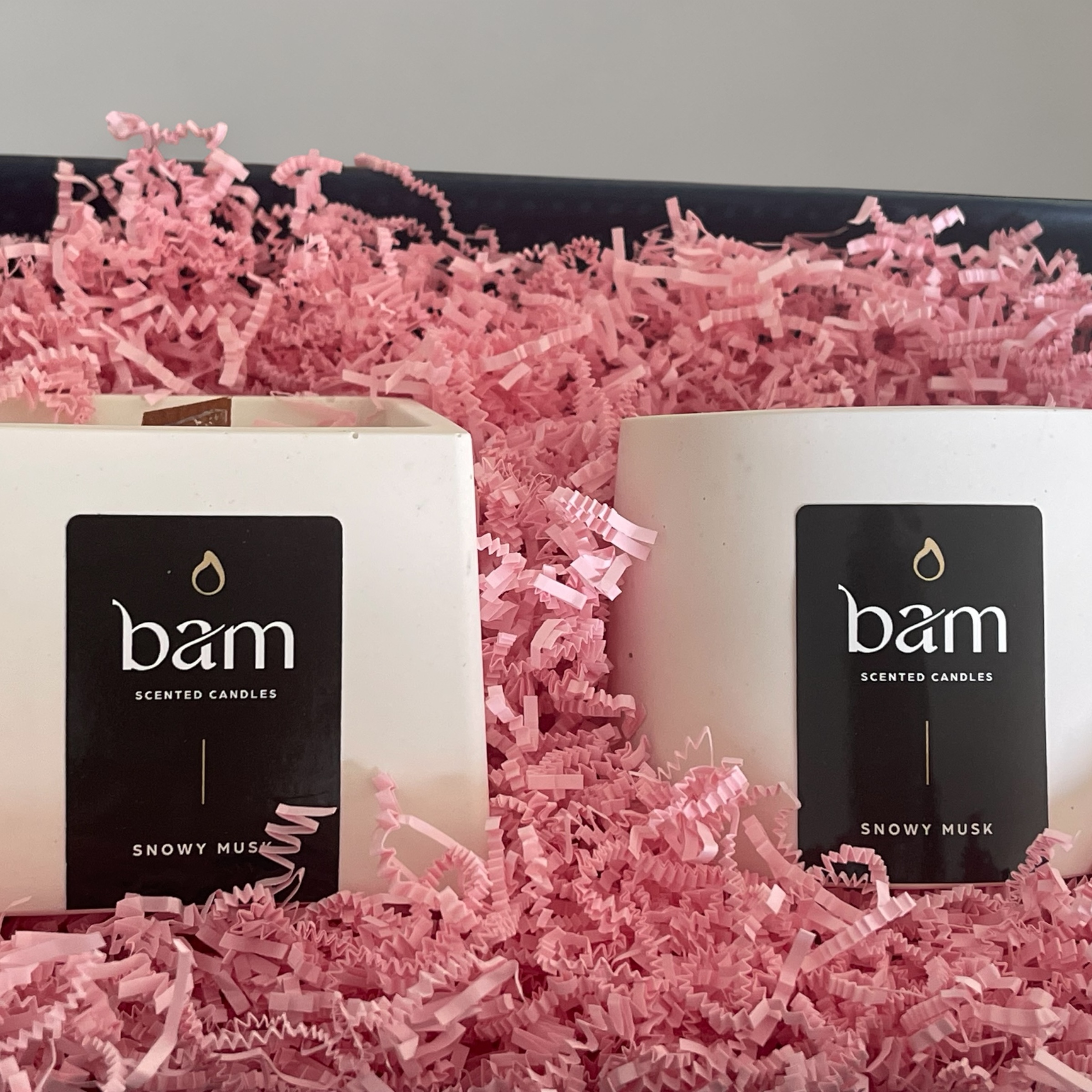 Snowy Musk - Geschenkmand met 2 geurkaarsen