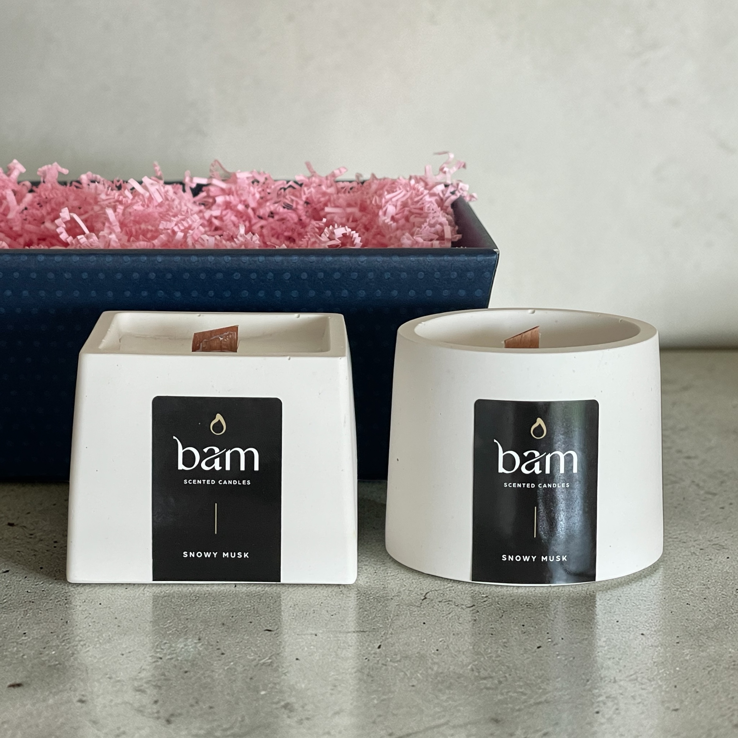 Snowy Musk - Geschenkmand met 2 geurkaarsen