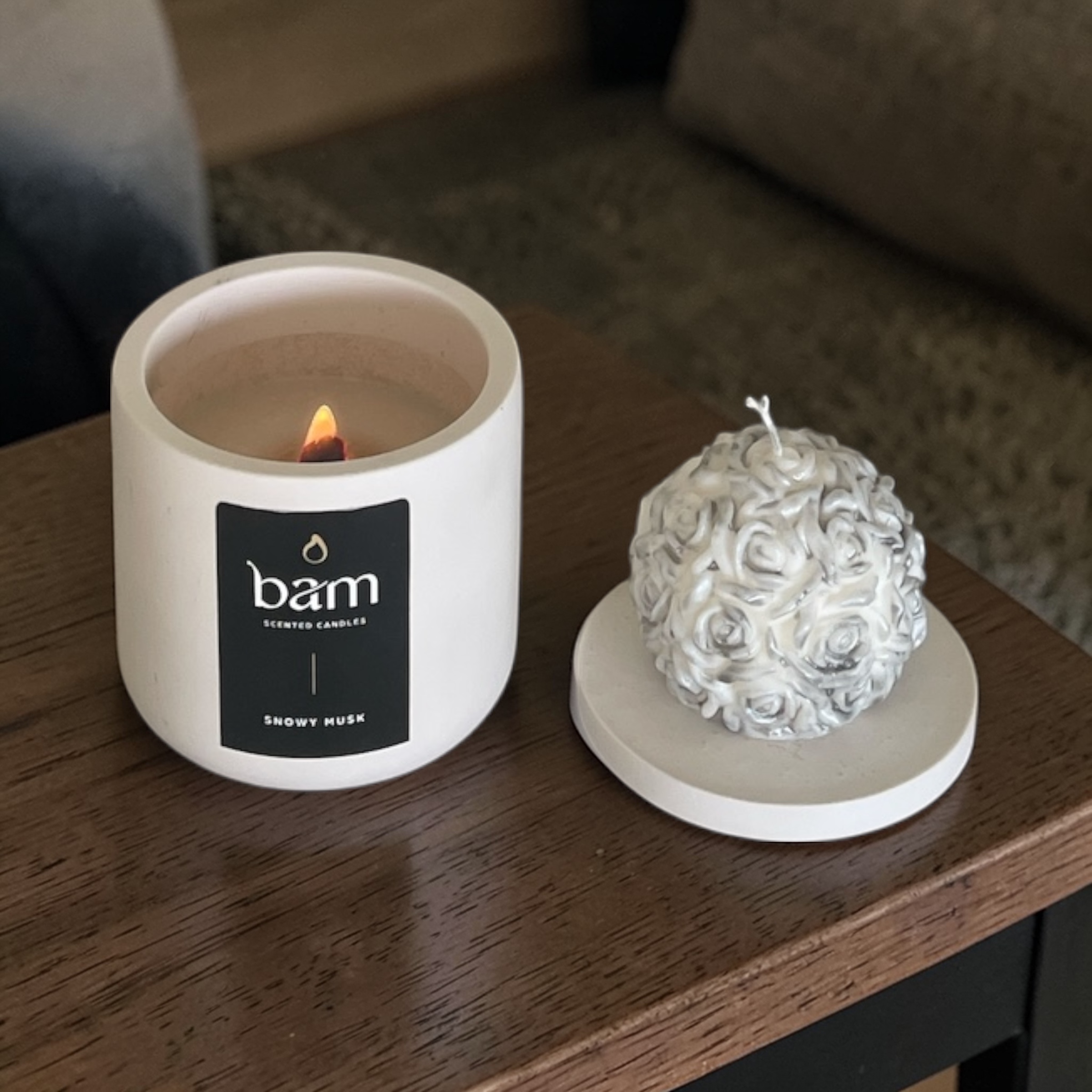 geschenkset met Snowy Musk geurkaars, decoratieve kaars en schaaltje