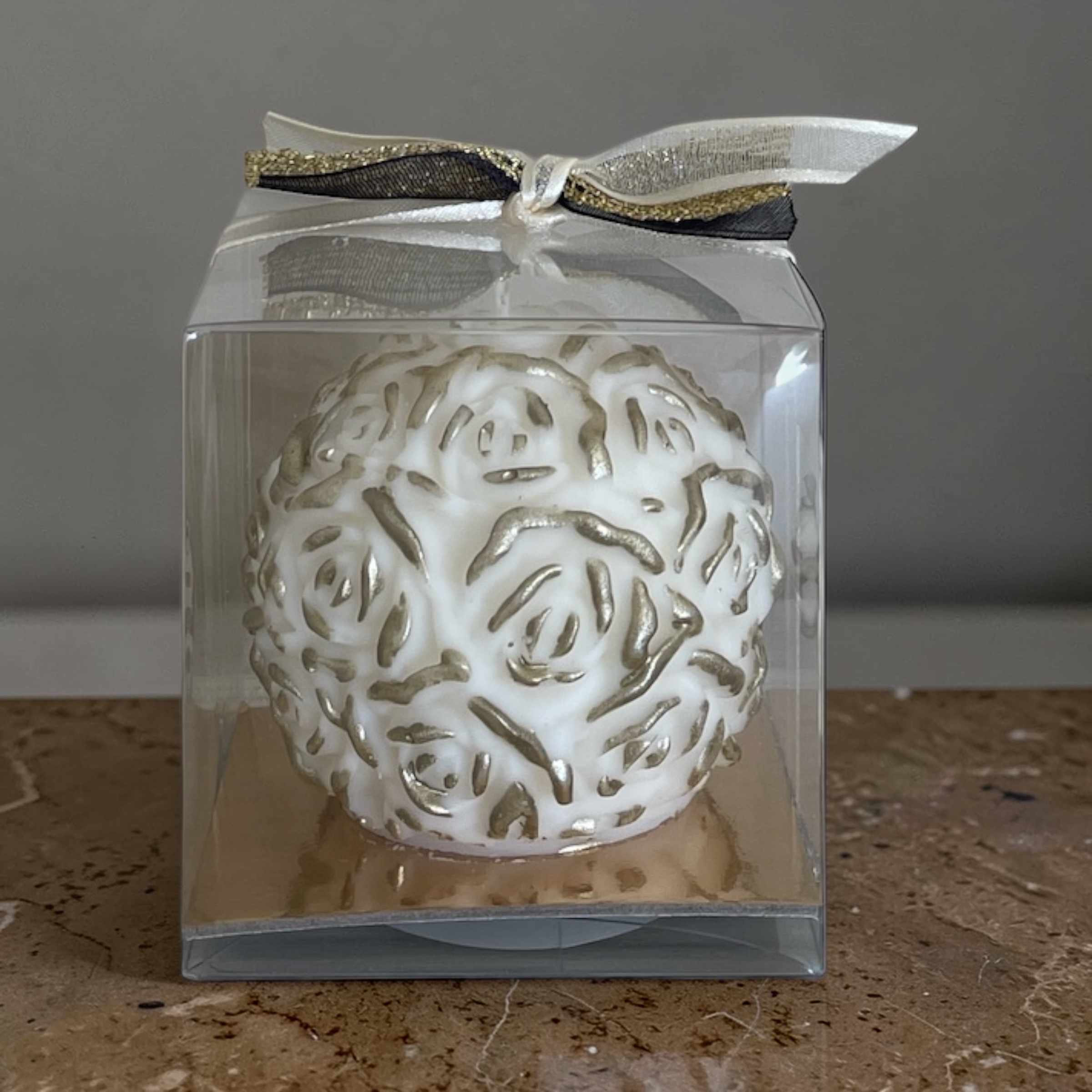 decoratieve kaars met rozen, afgewerkt met goud - small - in geschenkdoosje