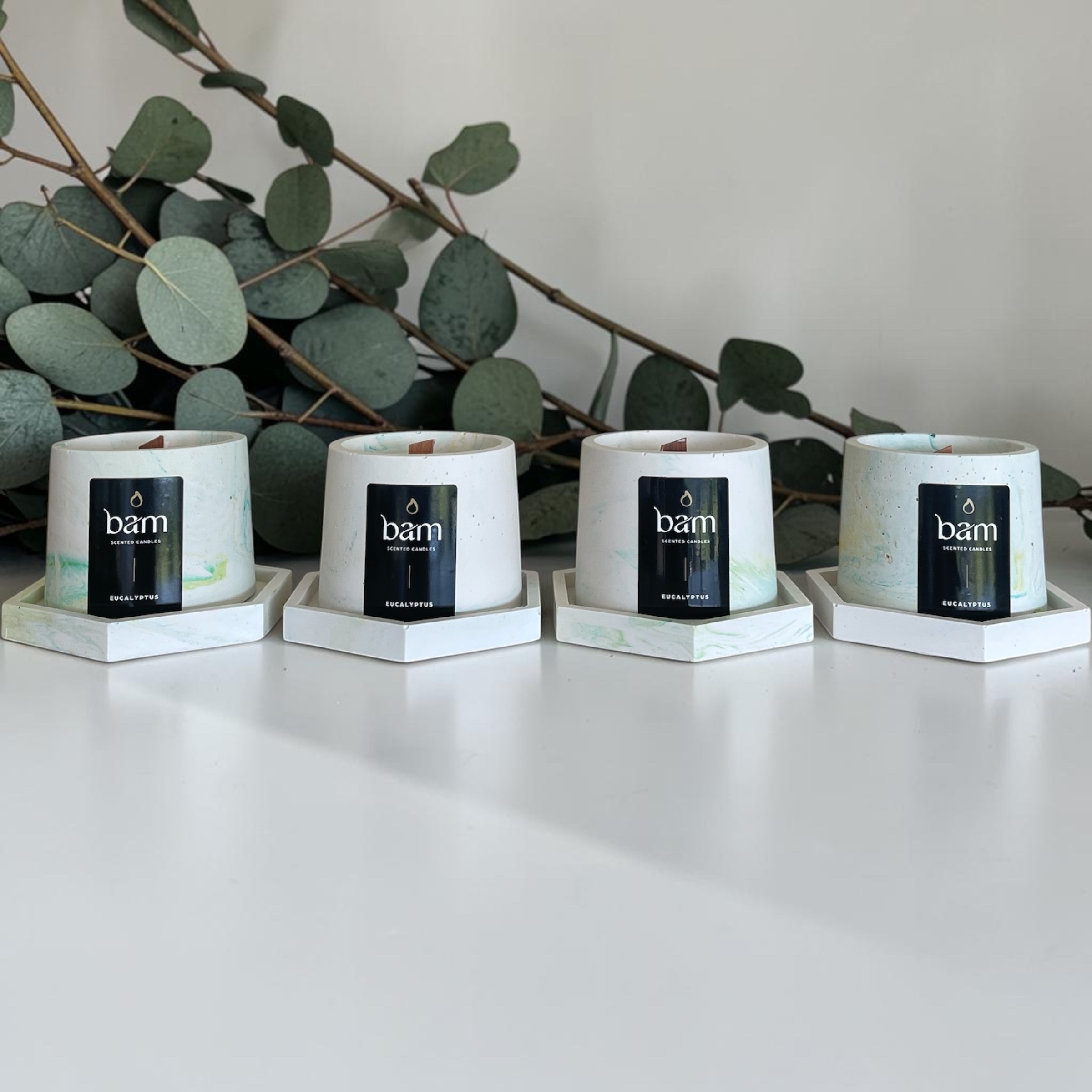 Eucalyptus geurkaars met houten wiek – Cone collectie – groen-geel gemarmerd handgemaakt potje