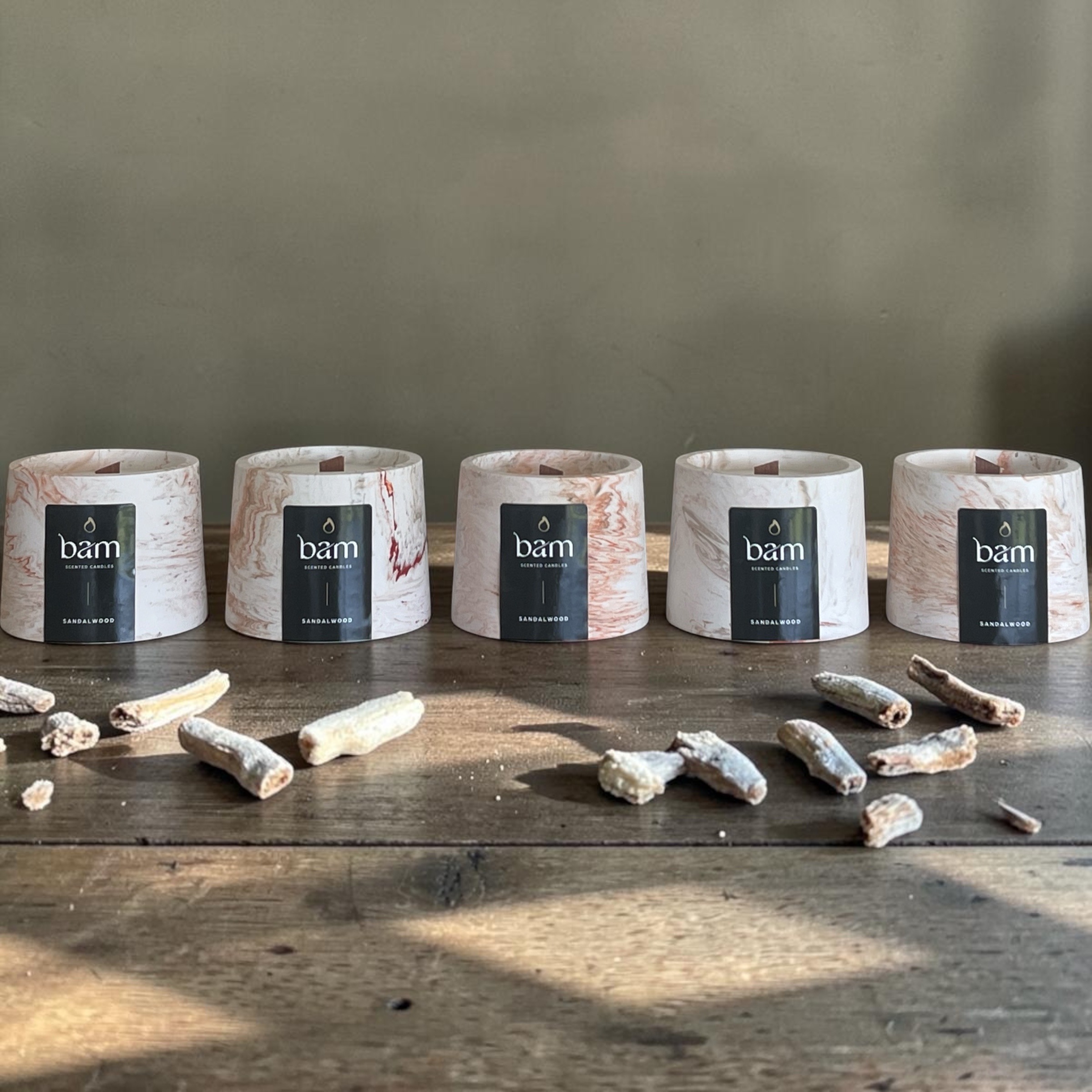 Sandalwood geurkaars met houten wiek – Cone collectie – oranje-bruin gemarmerd handgemaakt potje