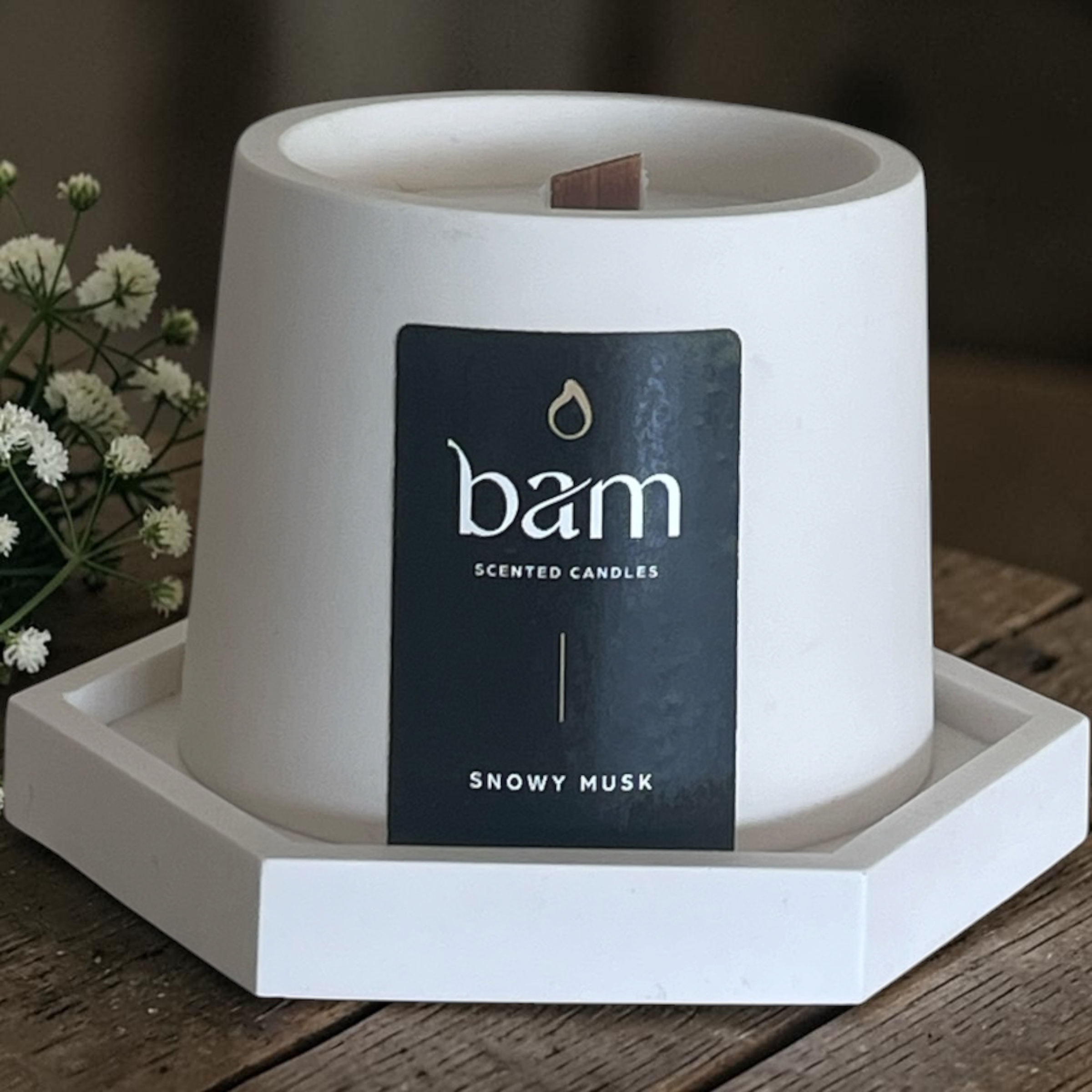 Snowy Musk geurkaars met houten wiek – Cone collectie – wit handgemaakt potje