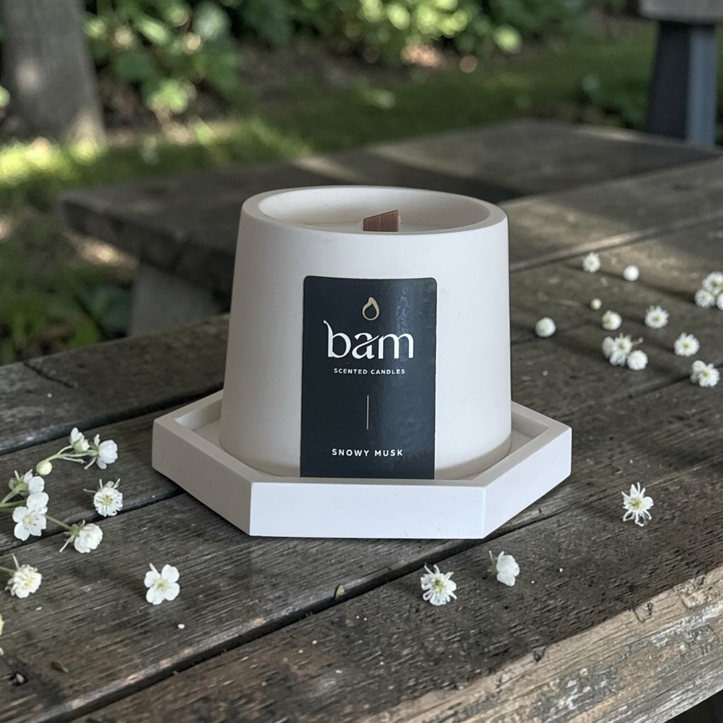 Snowy Musk geurkaars met houten wiek – Cone collectie – wit handgemaakt potje