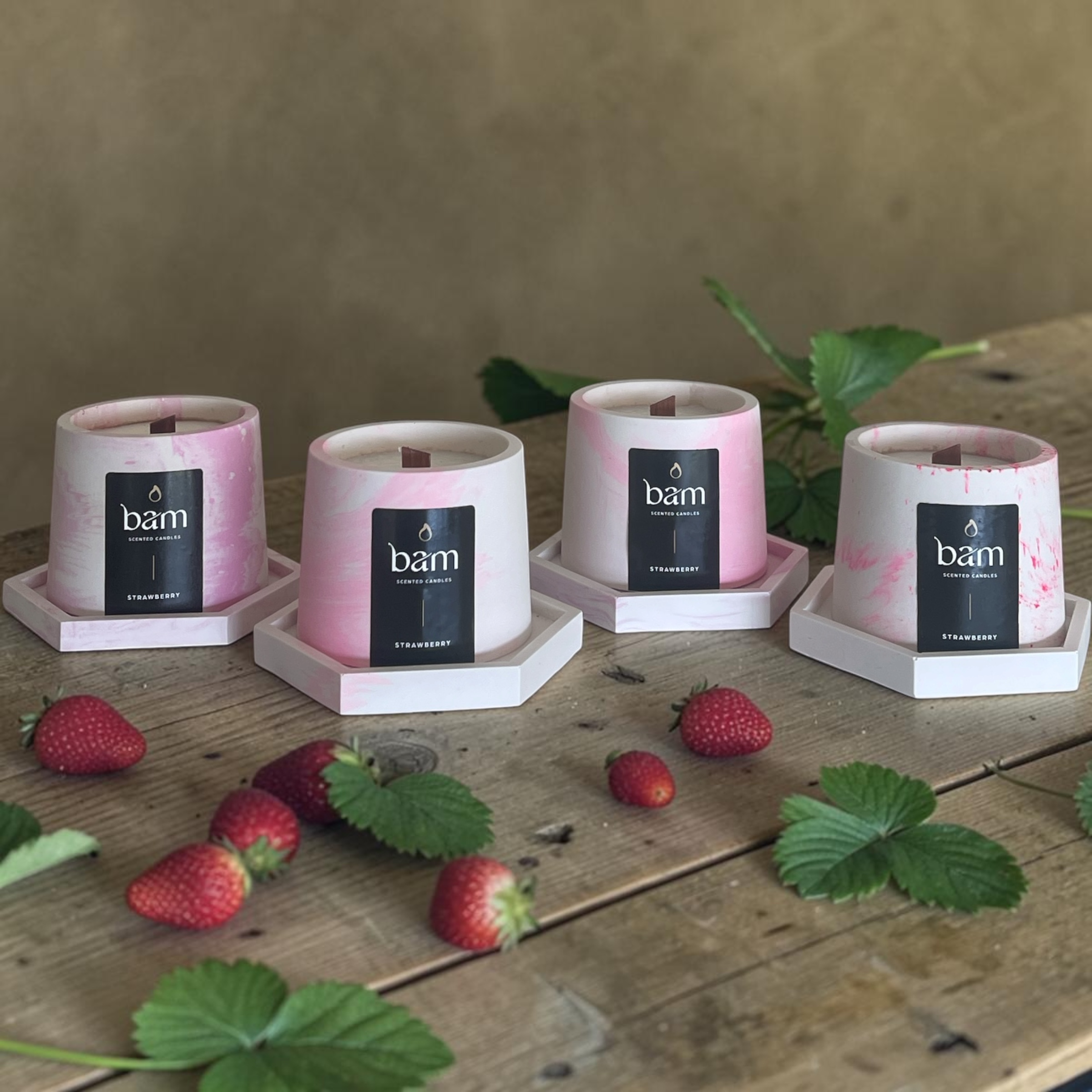 Strawberry geurkaars met houten wiek – Cone collectie – roze gemarmerd handgemaakt potje