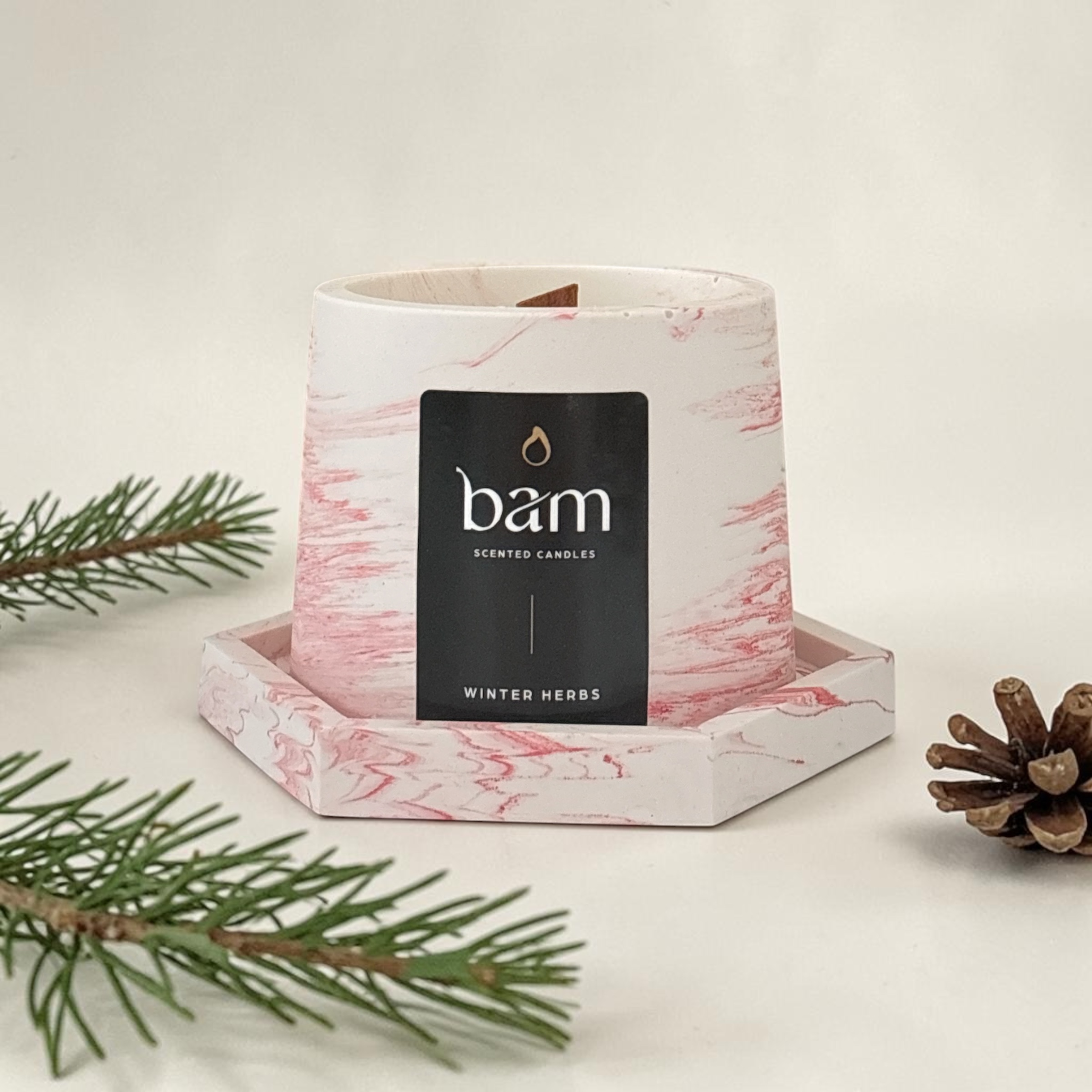 Winter Herbs geurkaars met houten wiek – Cone collectie – rood gemarmerd handgemaakt potje
