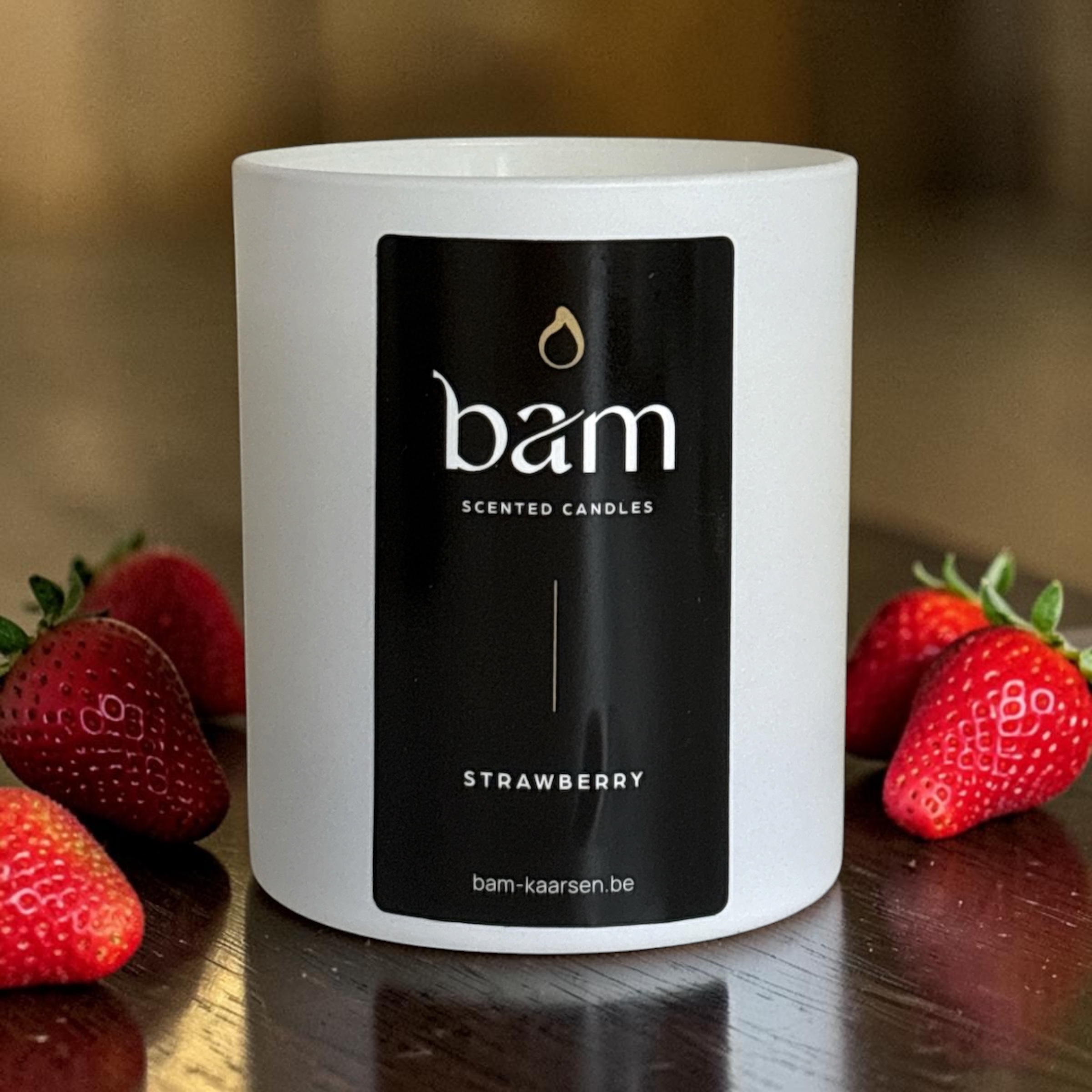 Strawberry scented candle – sweet strawberry scent with wooden wick - White Collection Medium