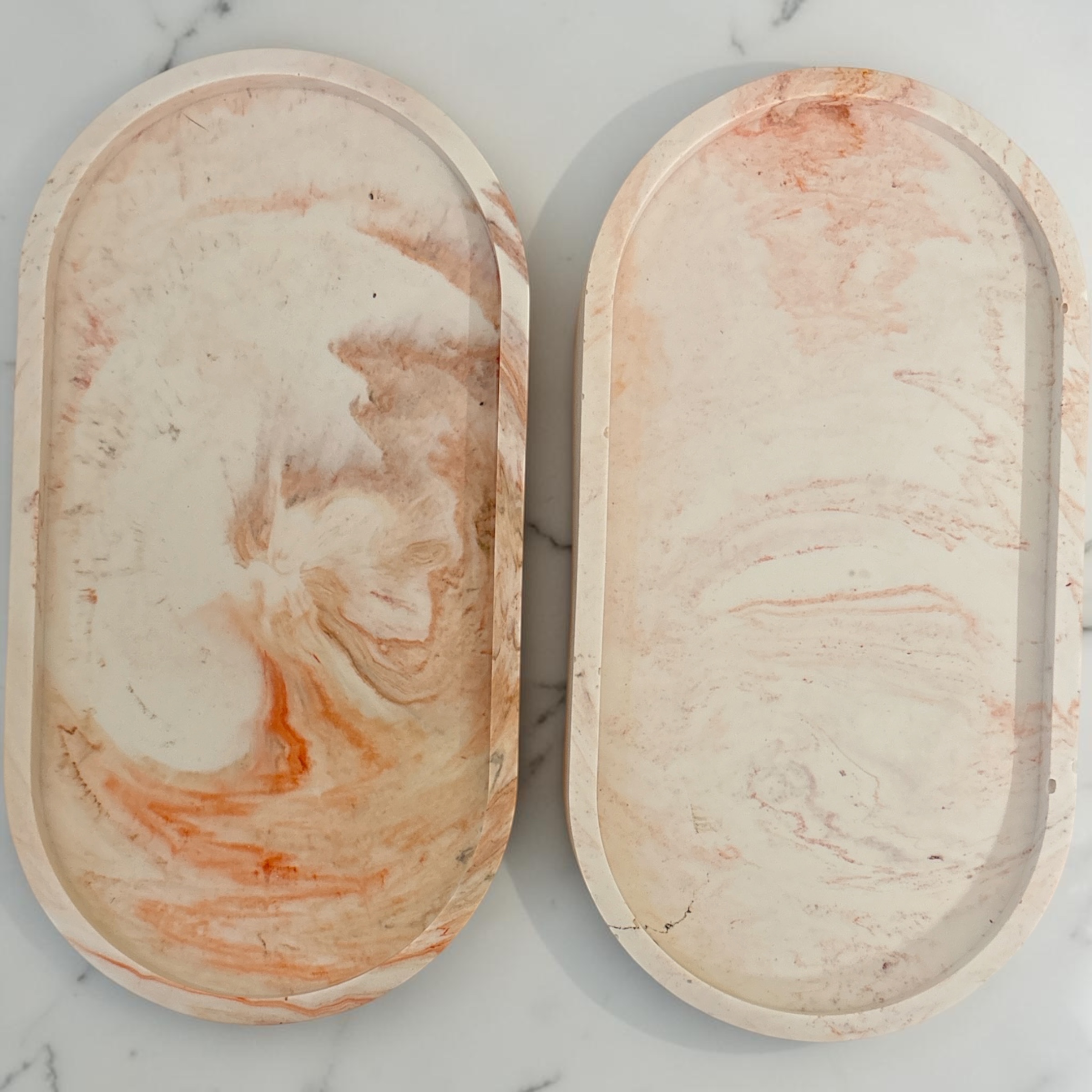 Handgemaakte Sandalwood Geschenkset met Rozenkaars en Gemarmerd Ovaal Schaaltje
