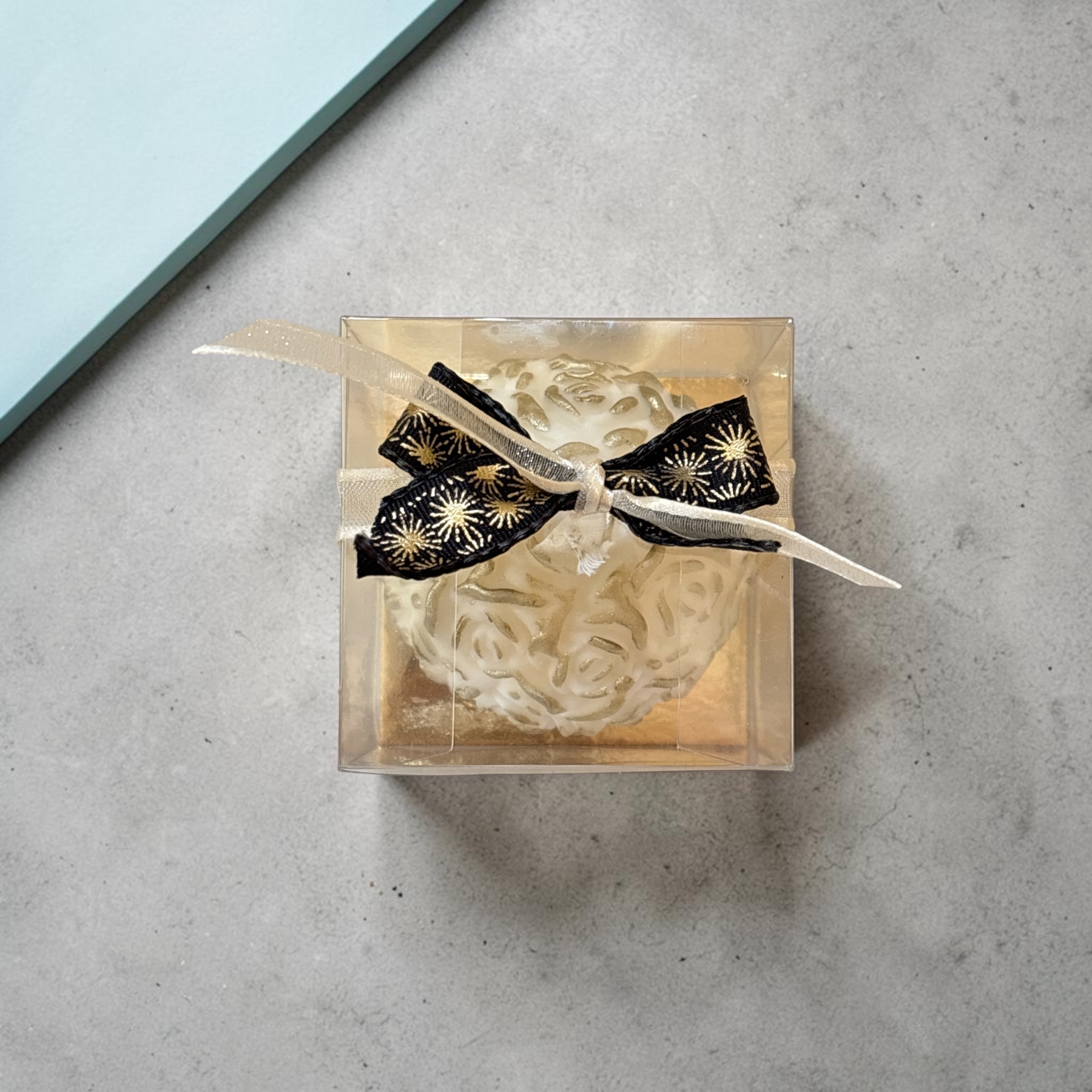 decoratieve kaars met rozen, afgewerkt met goud - small - in geschenkdoosje