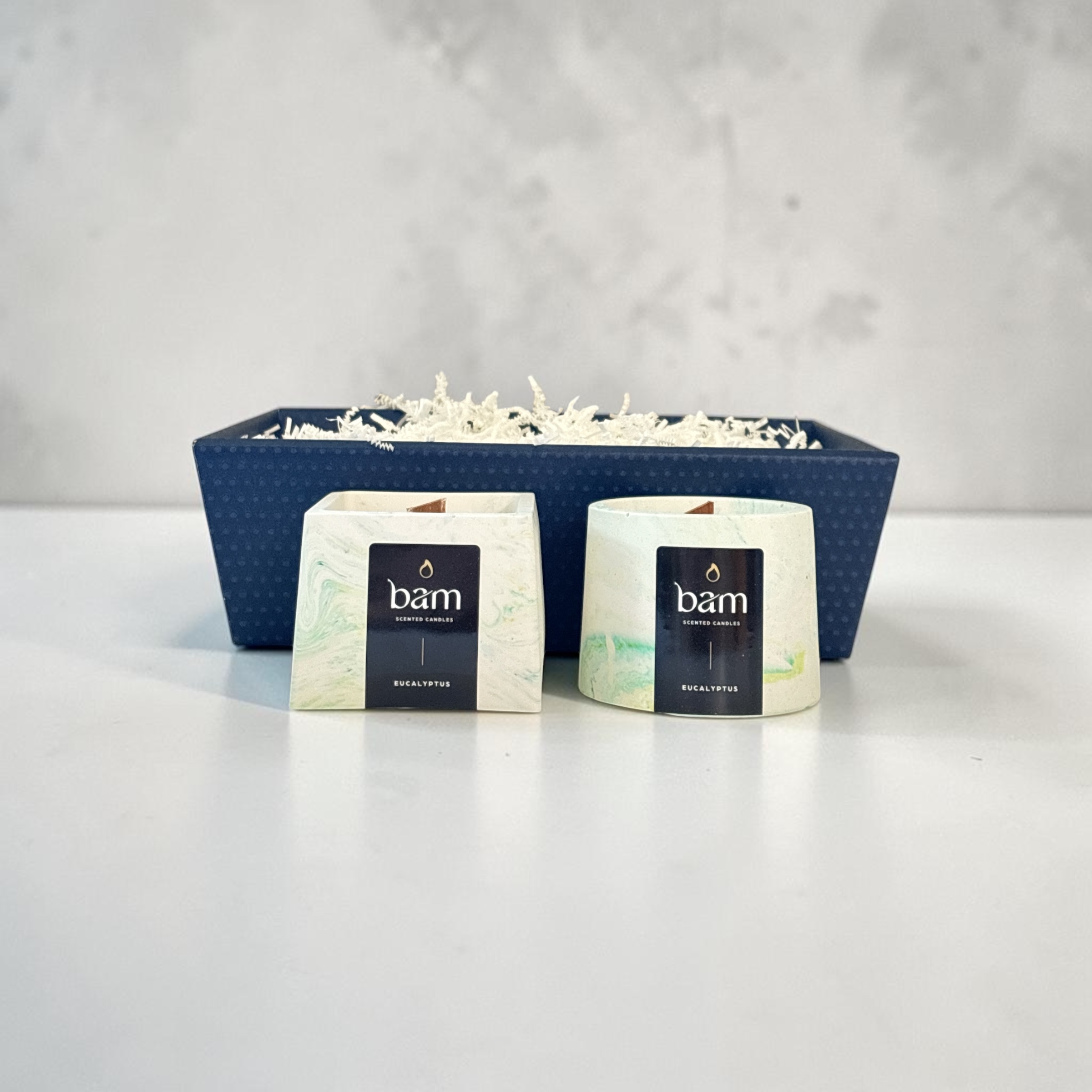 Geschenkmand met 2 Geurkaarsen Eucalyptus van Zonnebloemwas | Handgemaakt | BAM Cone & Square Collection