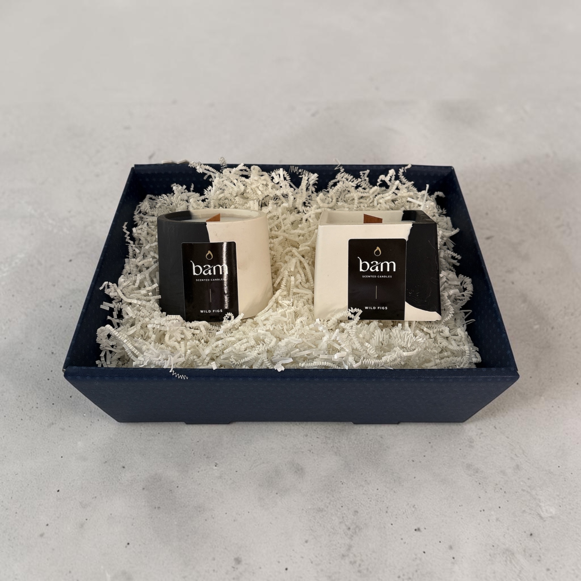 Geschenkmand met 2 Geurkaarsen Wild Figs van Zonnebloemwas | Handgemaakt | BAM Cone & Square Collection