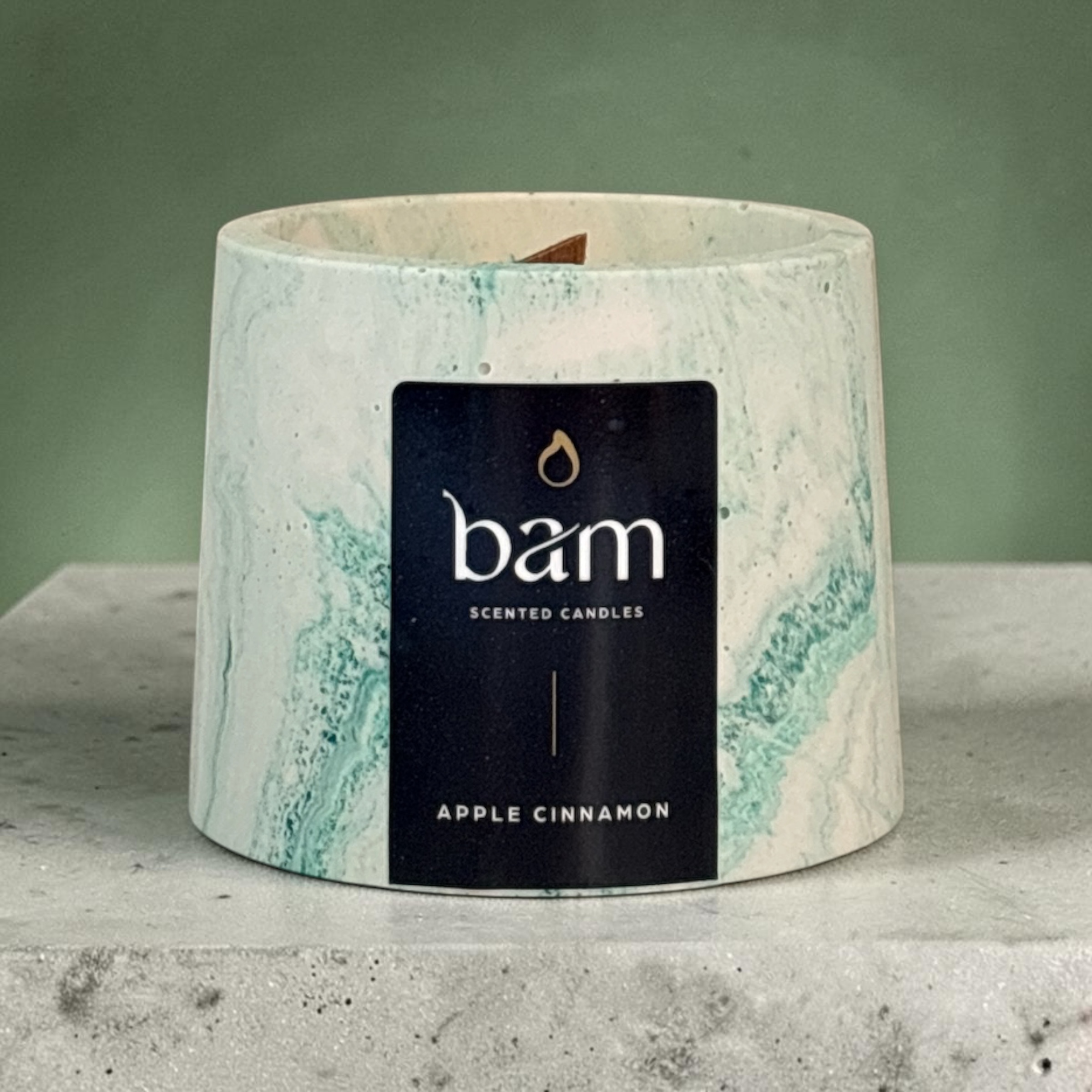Apple Cinnamon scented candle with wooden wick – Cone collection – green marbled handcrafted jar