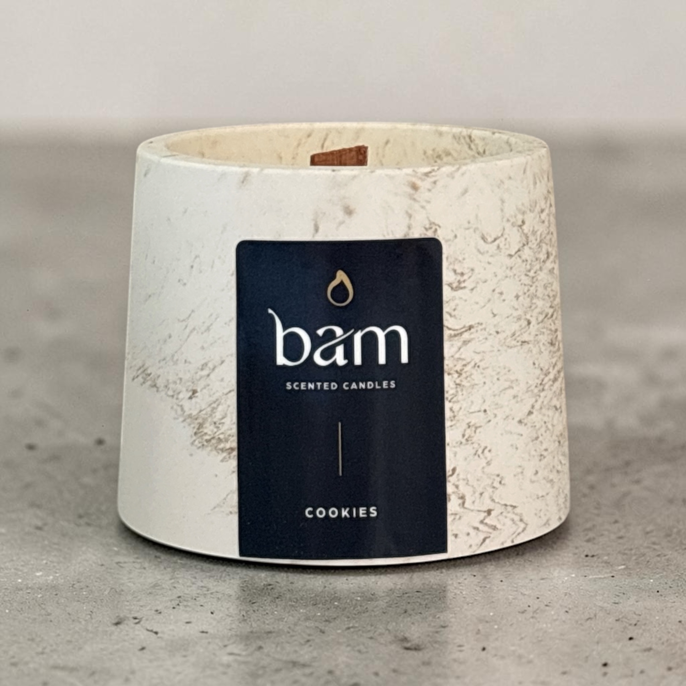 Cookies scented candle with wooden wick – Cone collection – gold marbled handcrafted jar