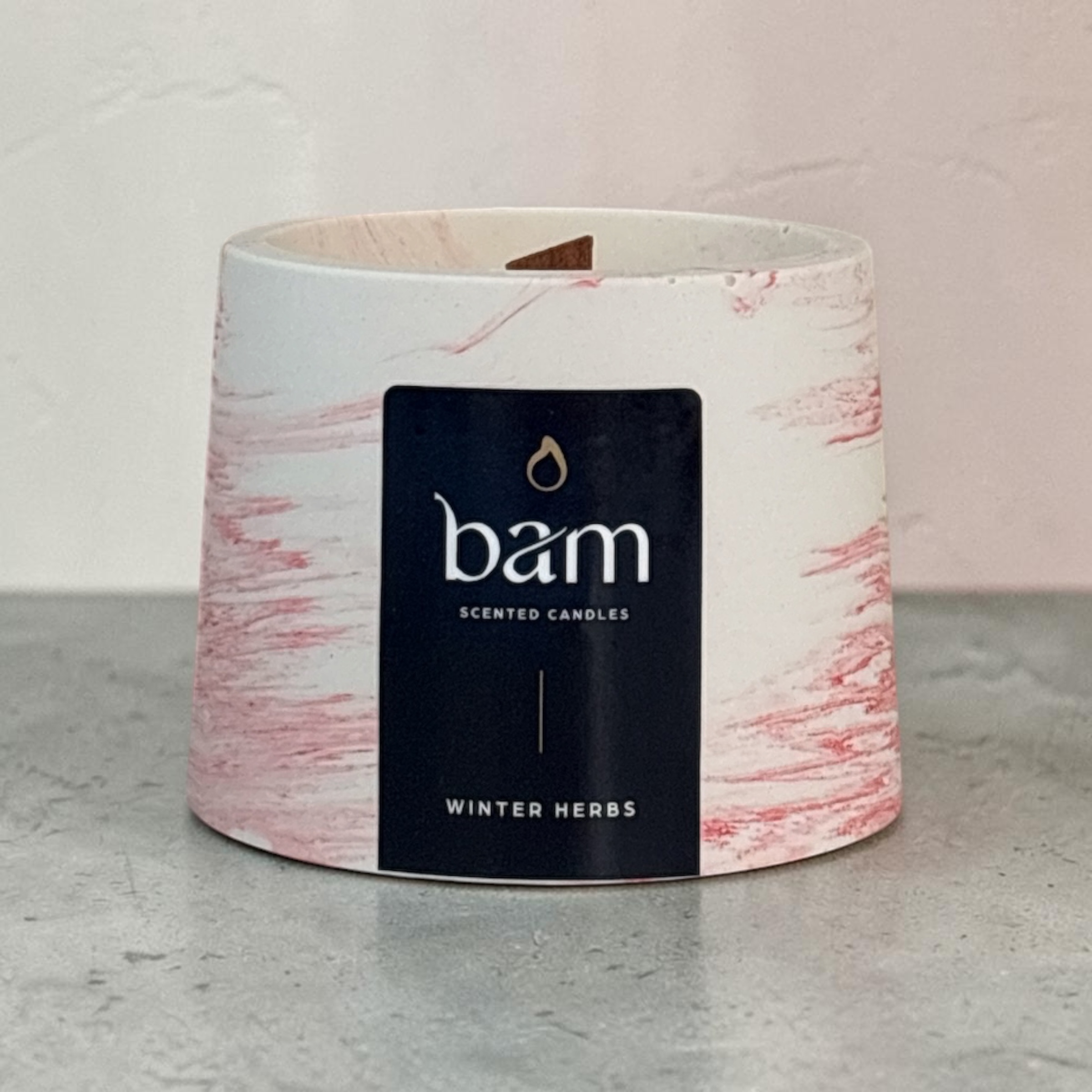 Winter Herbs scented candle with wooden wick – Cone collection – red marbled handcrafted jar