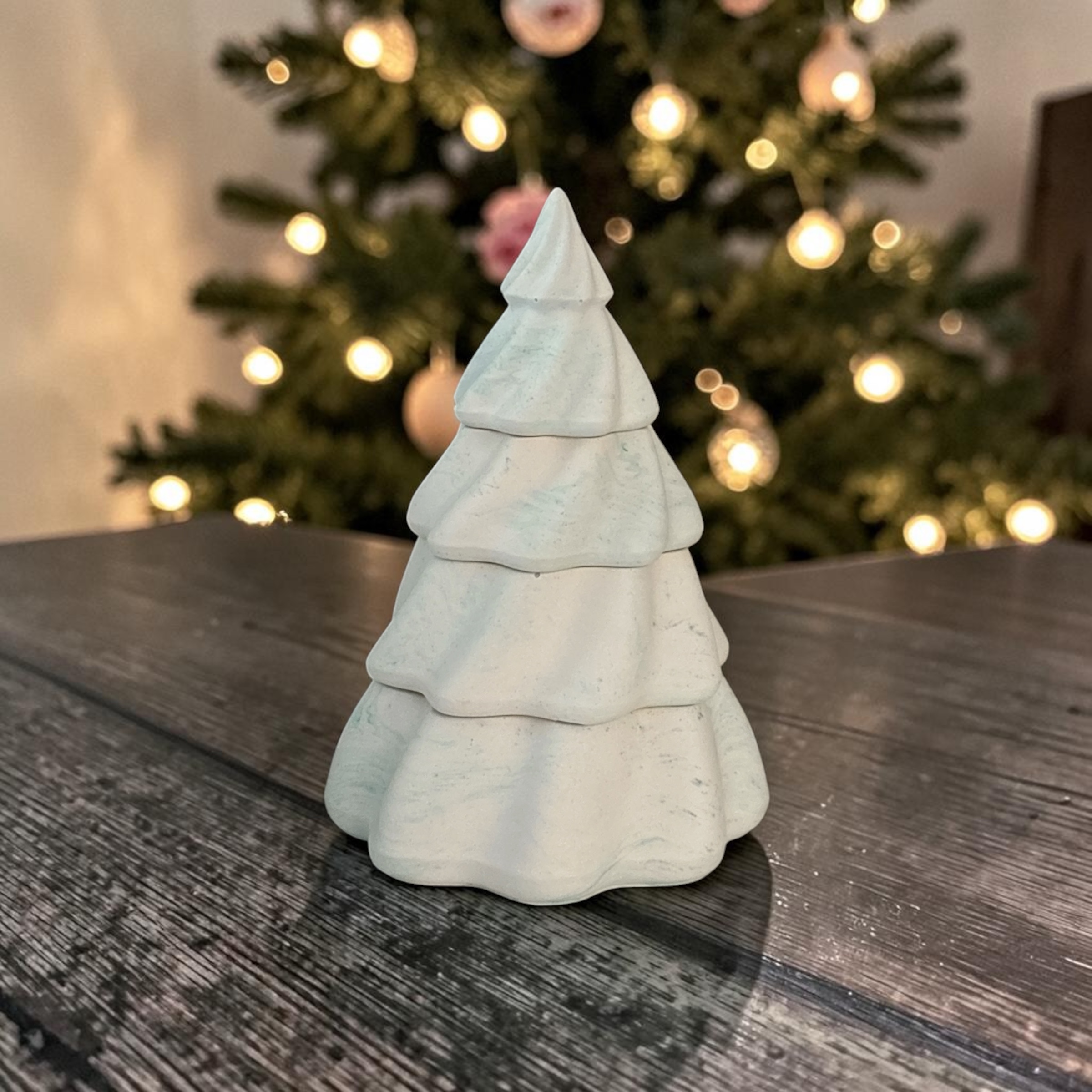 Green marbled Christmas tree candle – 4-piece set with 3 candles – Apple Cinnamon