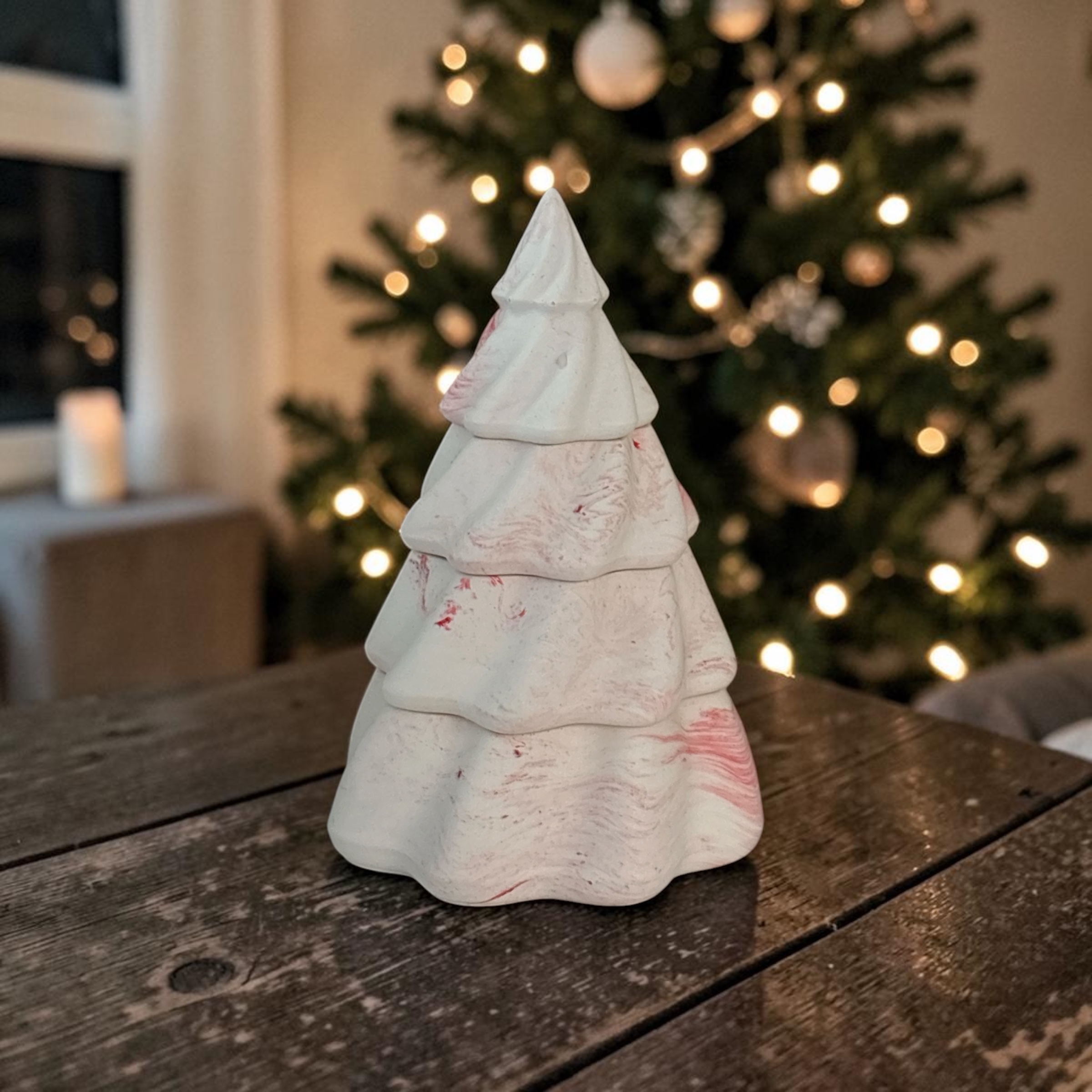 Red marbled Christmas tree candle – 4-piece set with 3 candles – Winter Herbs
