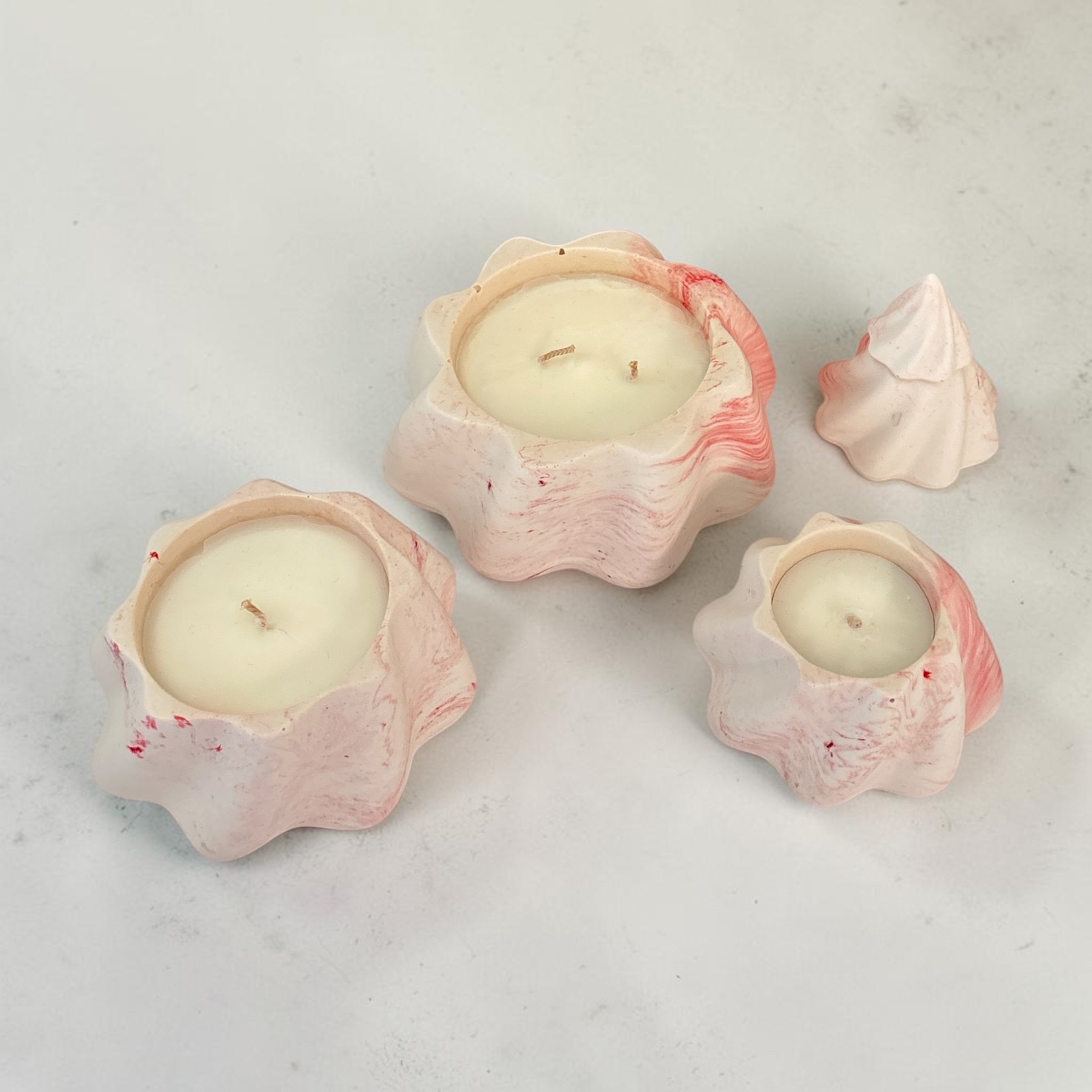 Red marbled Christmas tree candle – 4-piece set with 3 candles – Winter Herbs