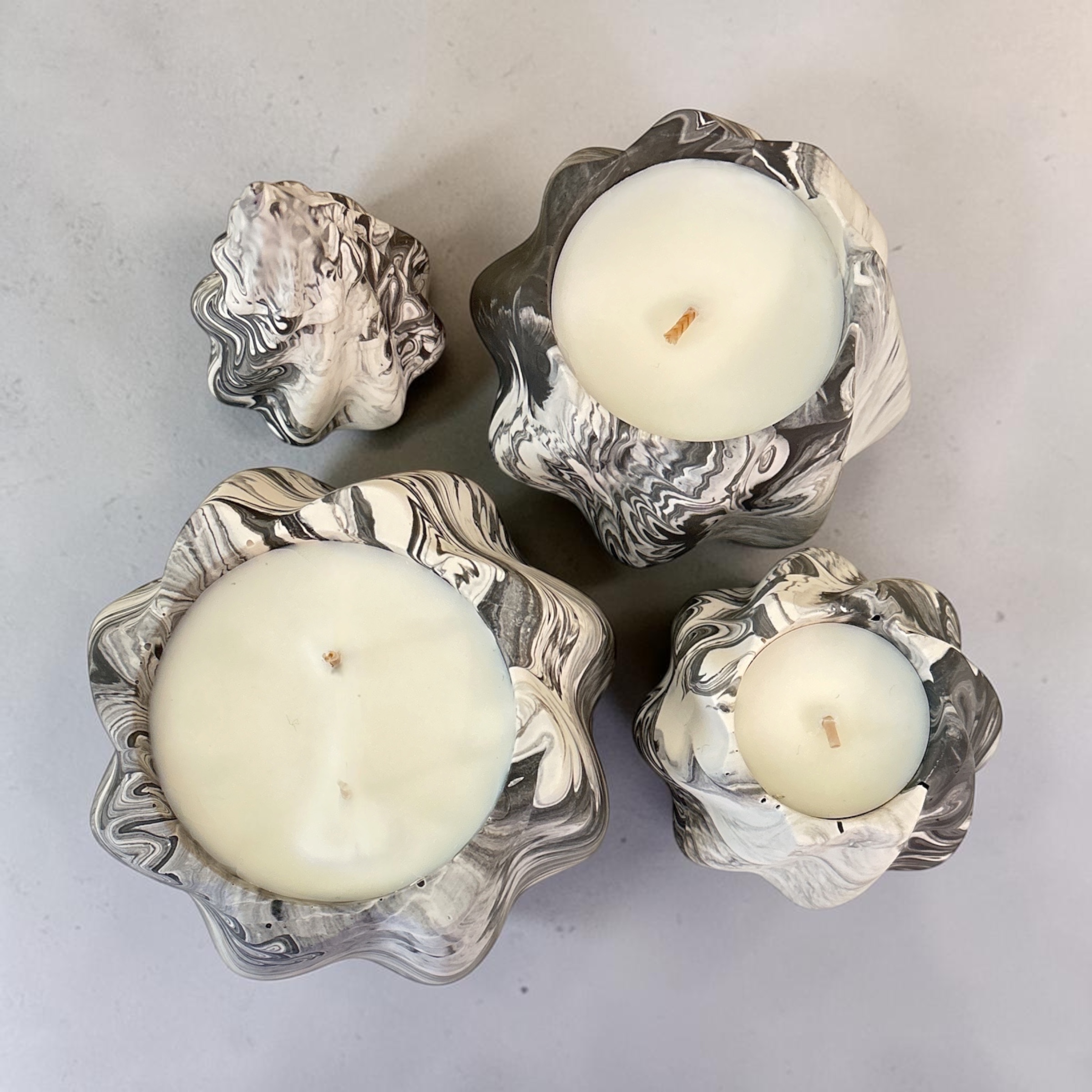 Black marbled Christmas tree candle – 4-piece set with 3 candles – Black Orchid