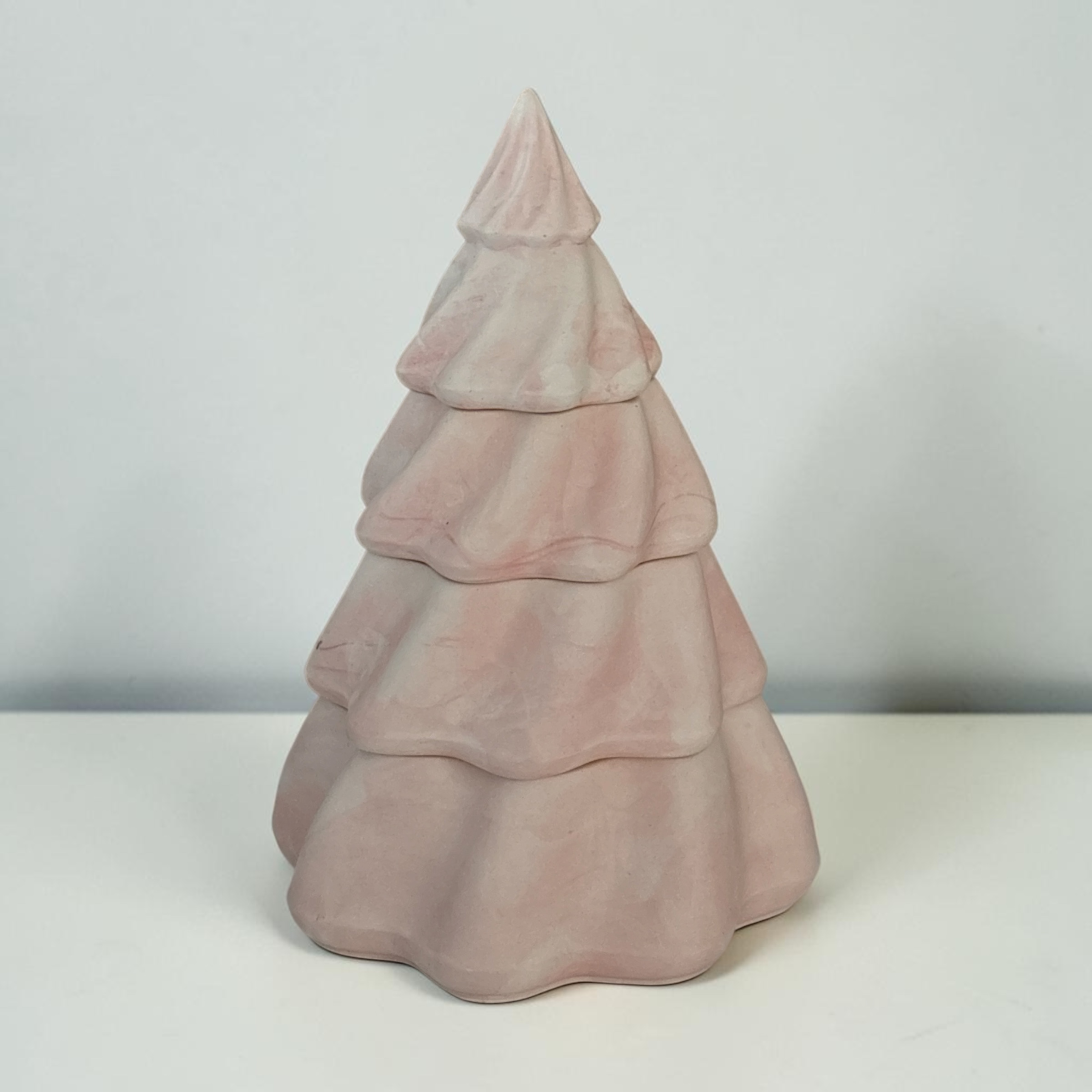 Pink Marbled Christmas Tree Candle – 4-Piece Set with 3 Candles – Strawberry
